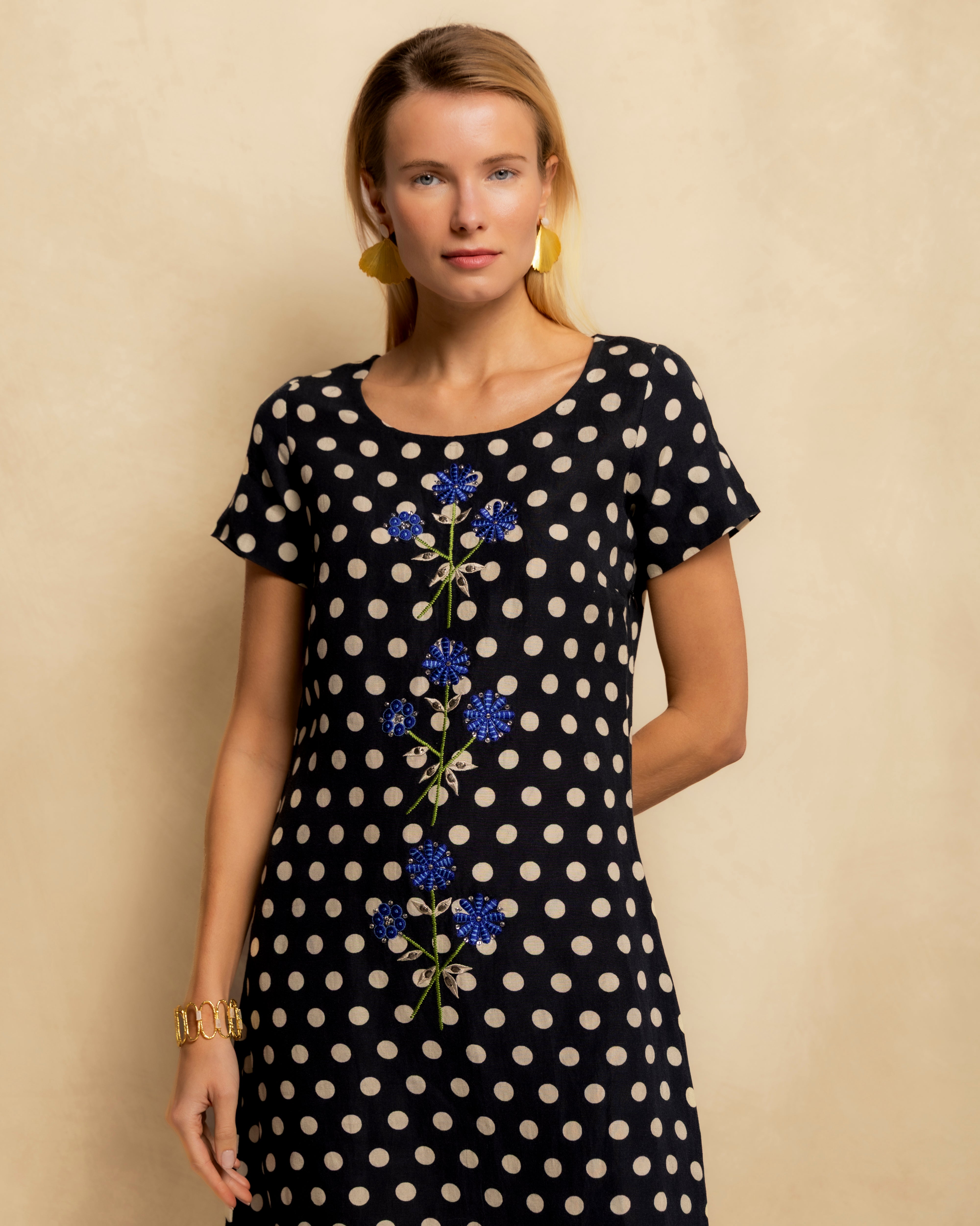 Vestido Curto com Corte a Direito e Estampado de Bolinhas e Bordado Central Preto-2