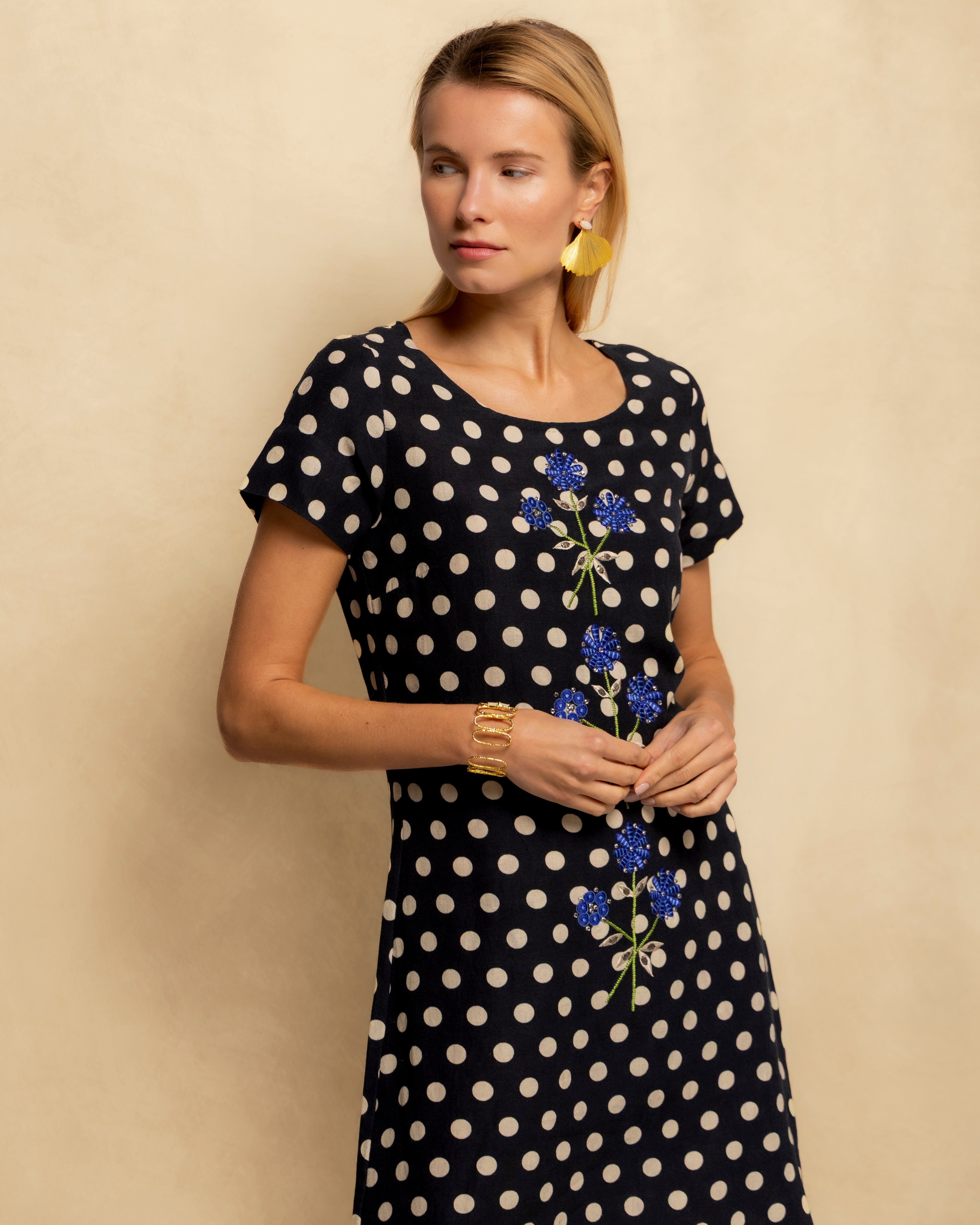 Vestido Curto com Corte a Direito e Estampado de Bolinhas e Bordado Central Preto-3