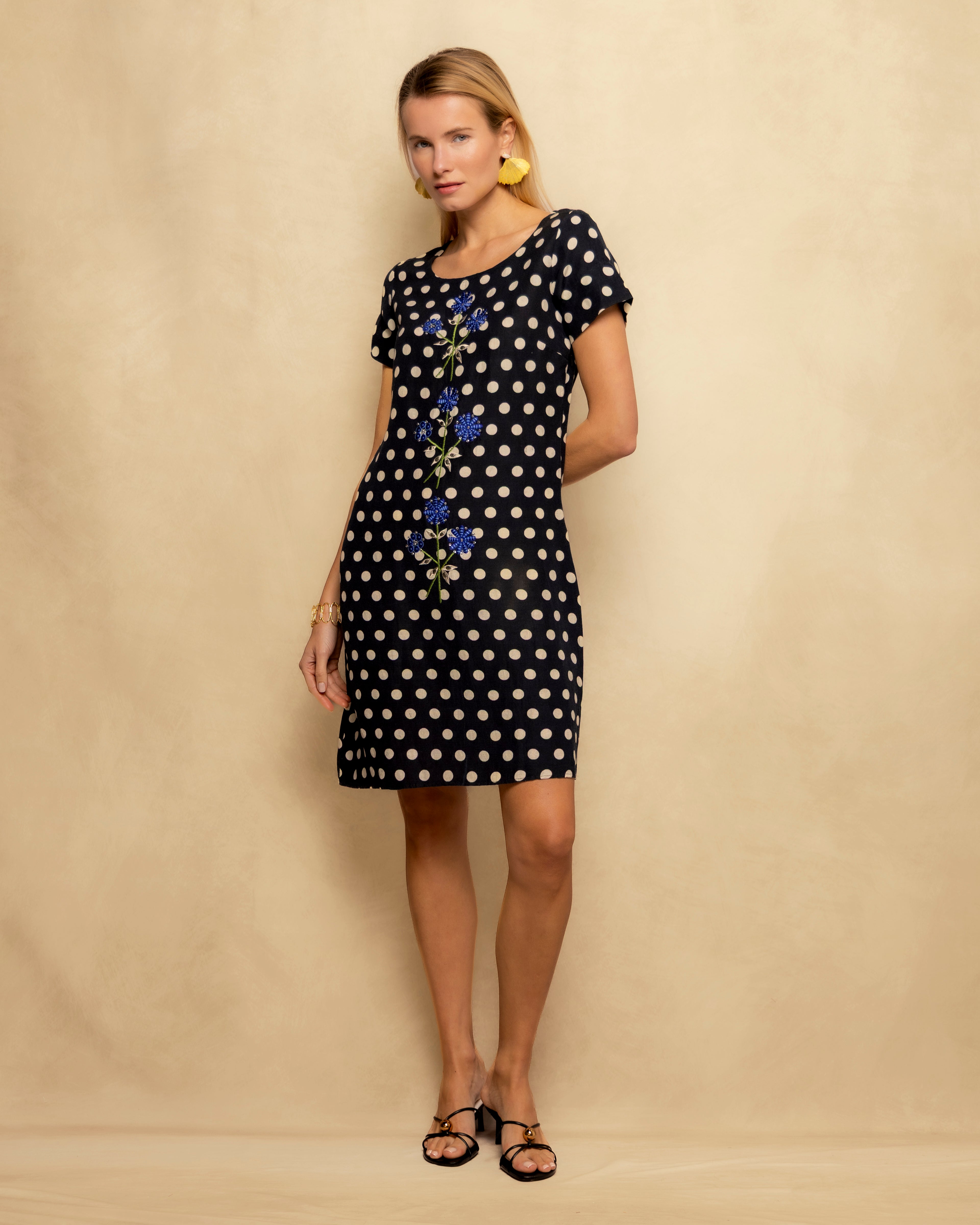 Vestido Curto com Corte a Direito e Estampado de Bolinhas e Bordado Central Preto-5