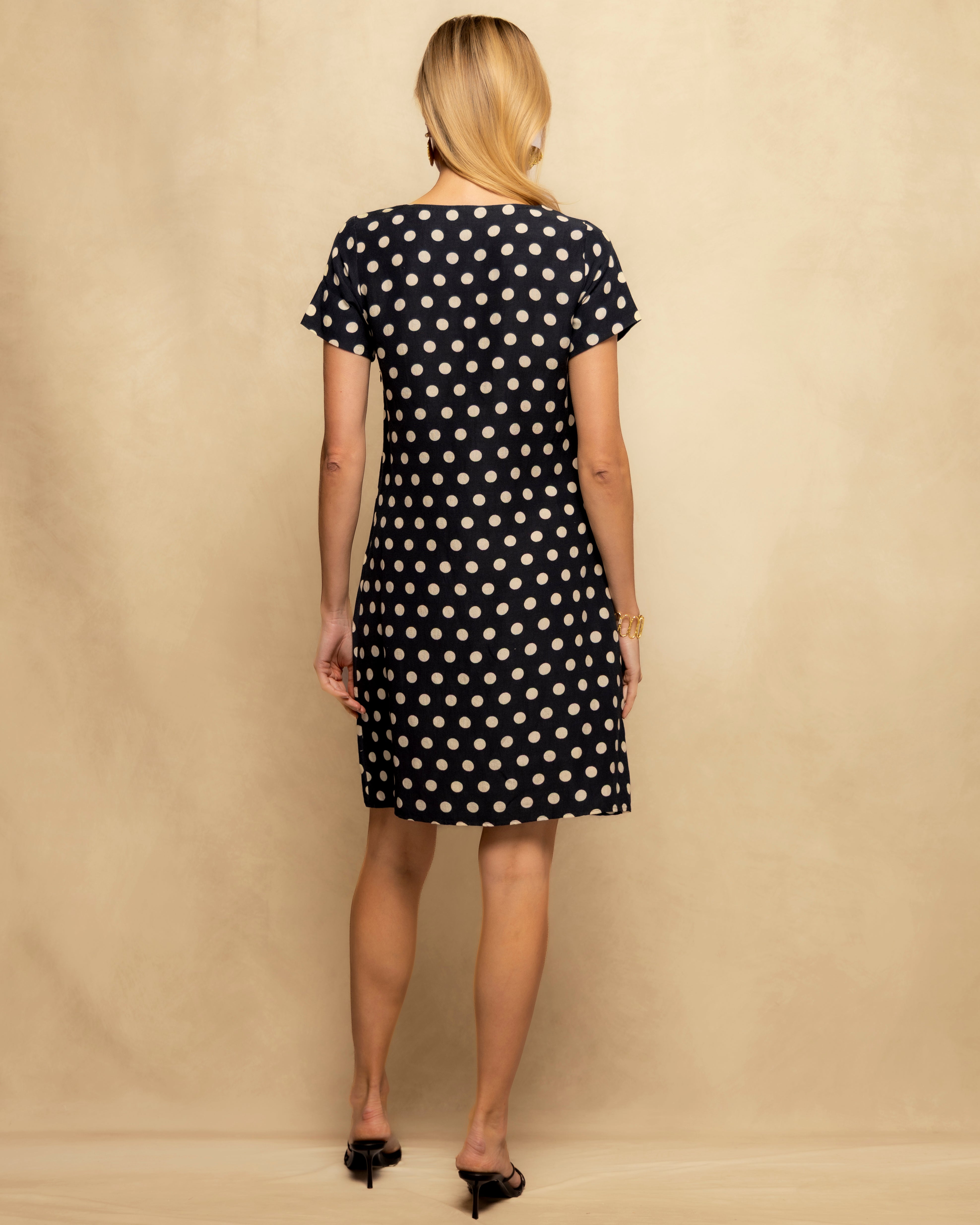 Vestido Curto com Corte a Direito e Estampado de Bolinhas e Bordado Central Preto-7