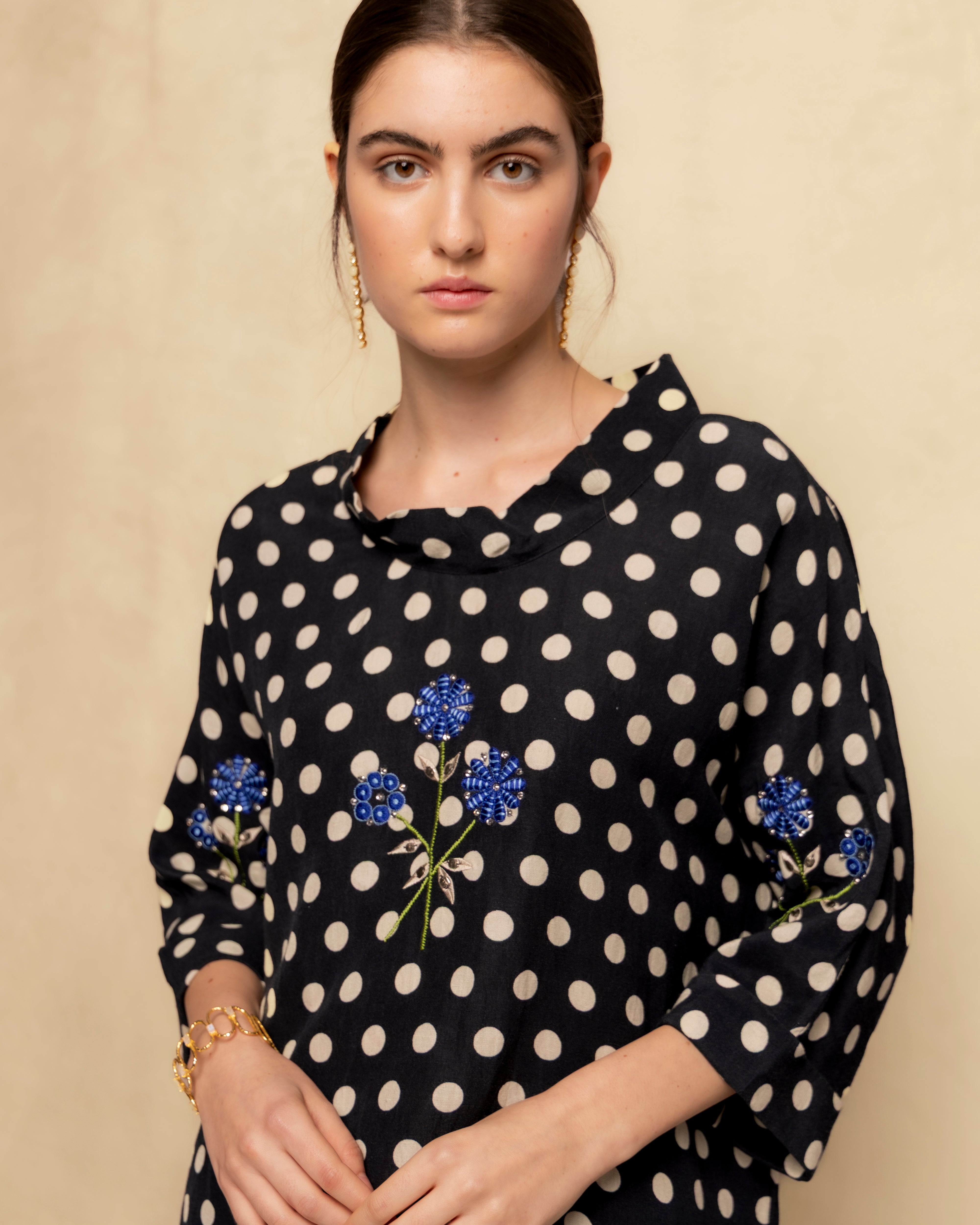 Imagem 0 de Blusa Ampla com Estampado de Bolinhas e Bordado