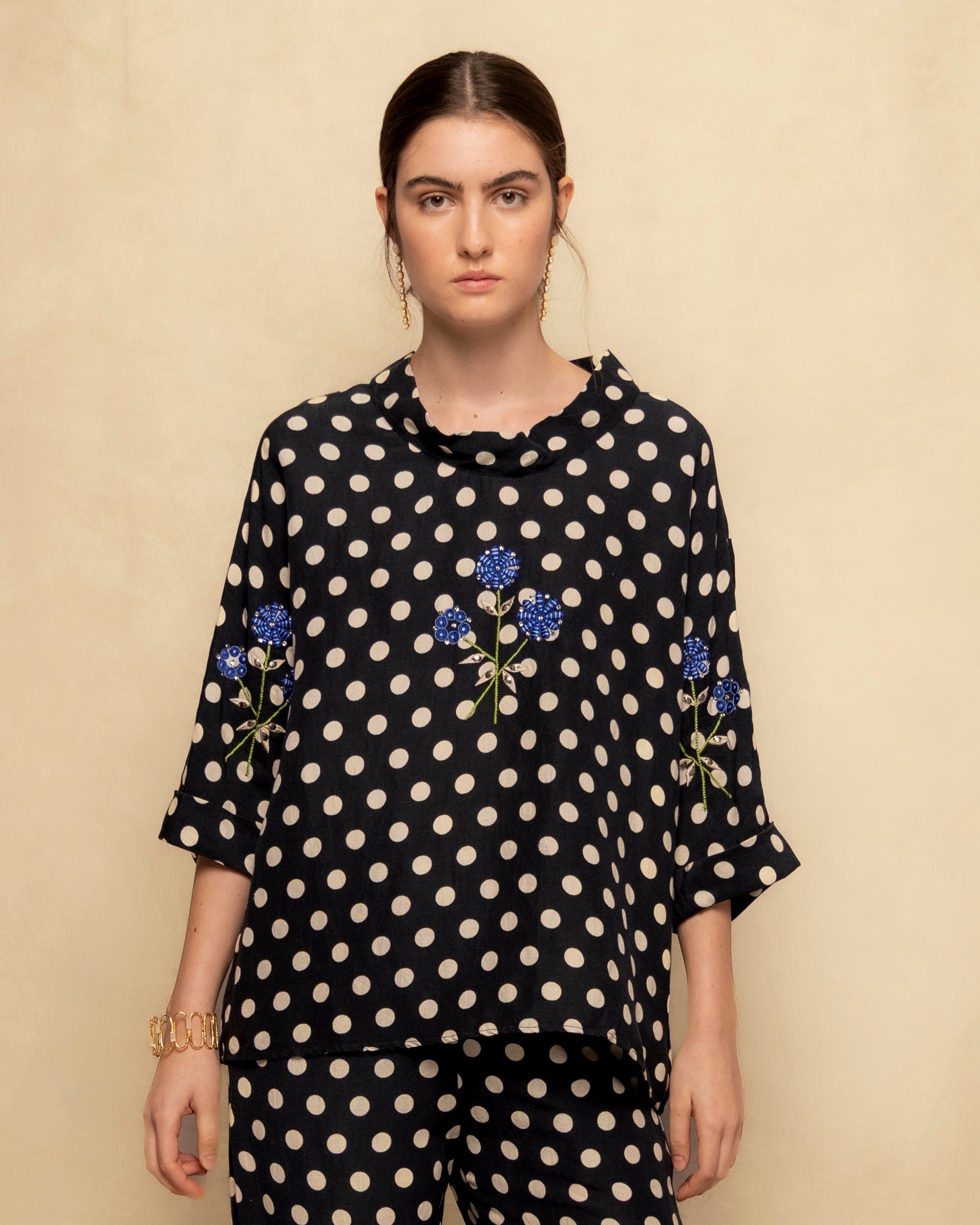 Blusa Ampla com Estampado de Bolinhas e Bordado Preto-2