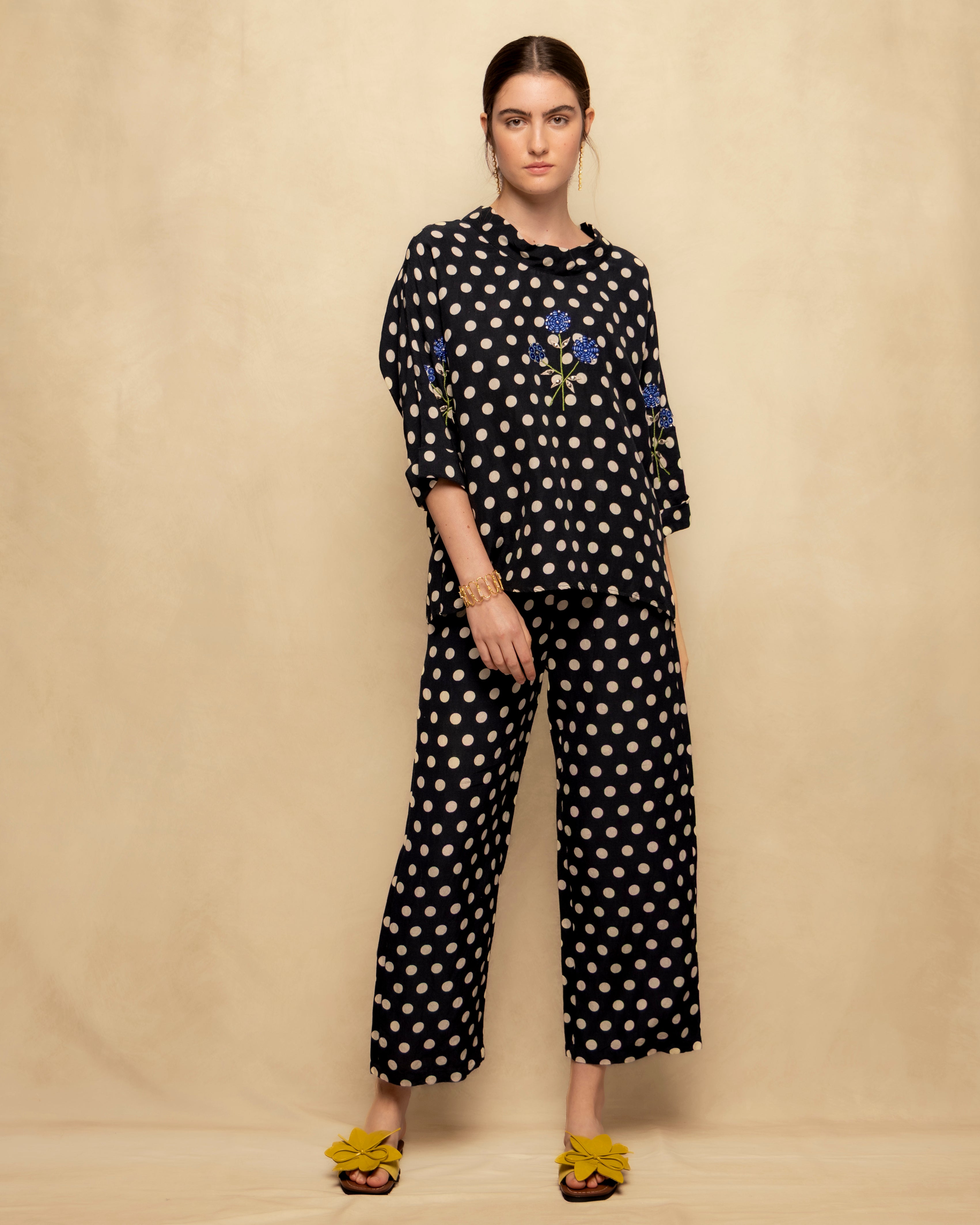 Blusa Ampla com Estampado de Bolinhas e Bordado Preto-3