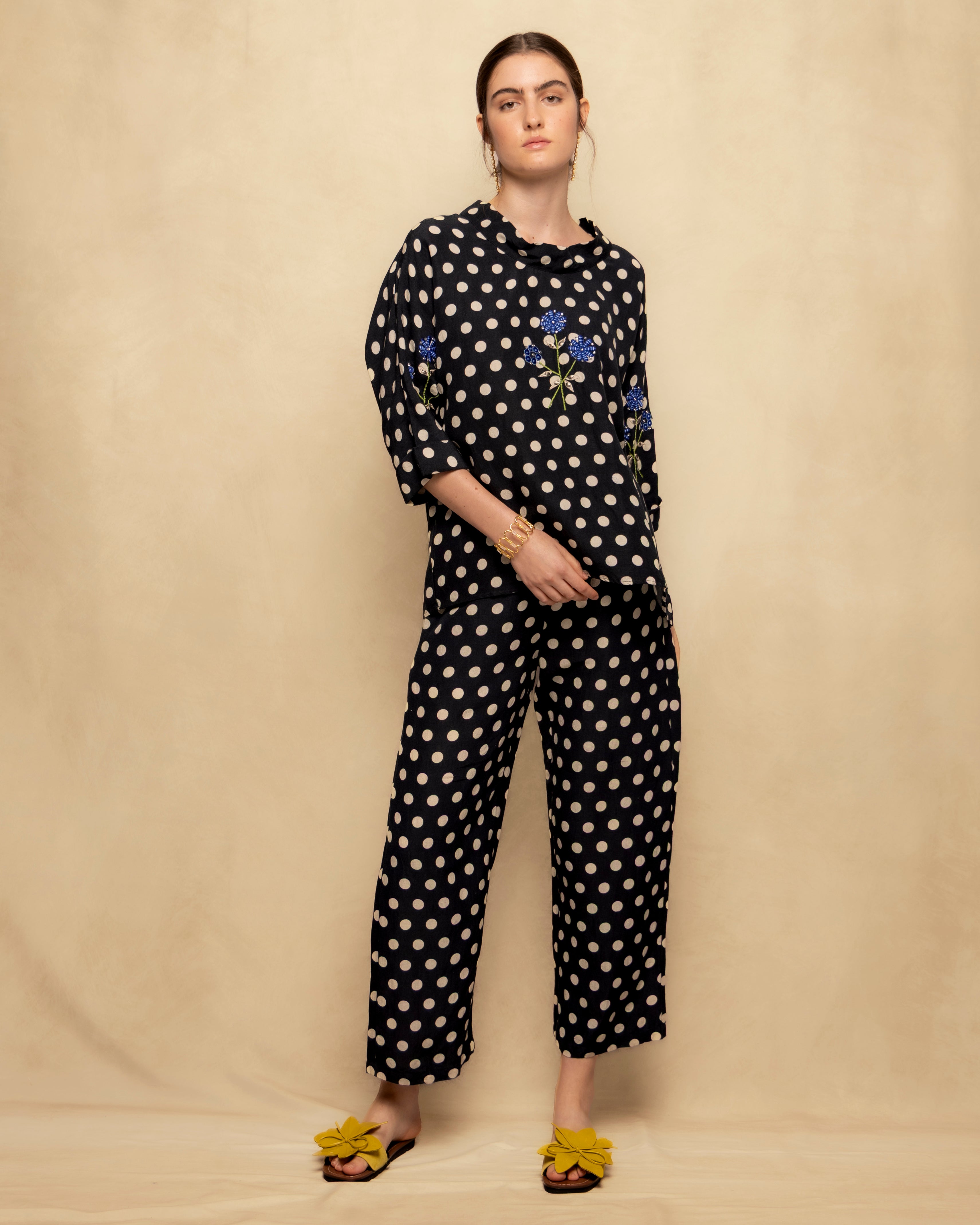 Blusa Ampla com Estampado de Bolinhas e Bordado Preto-4