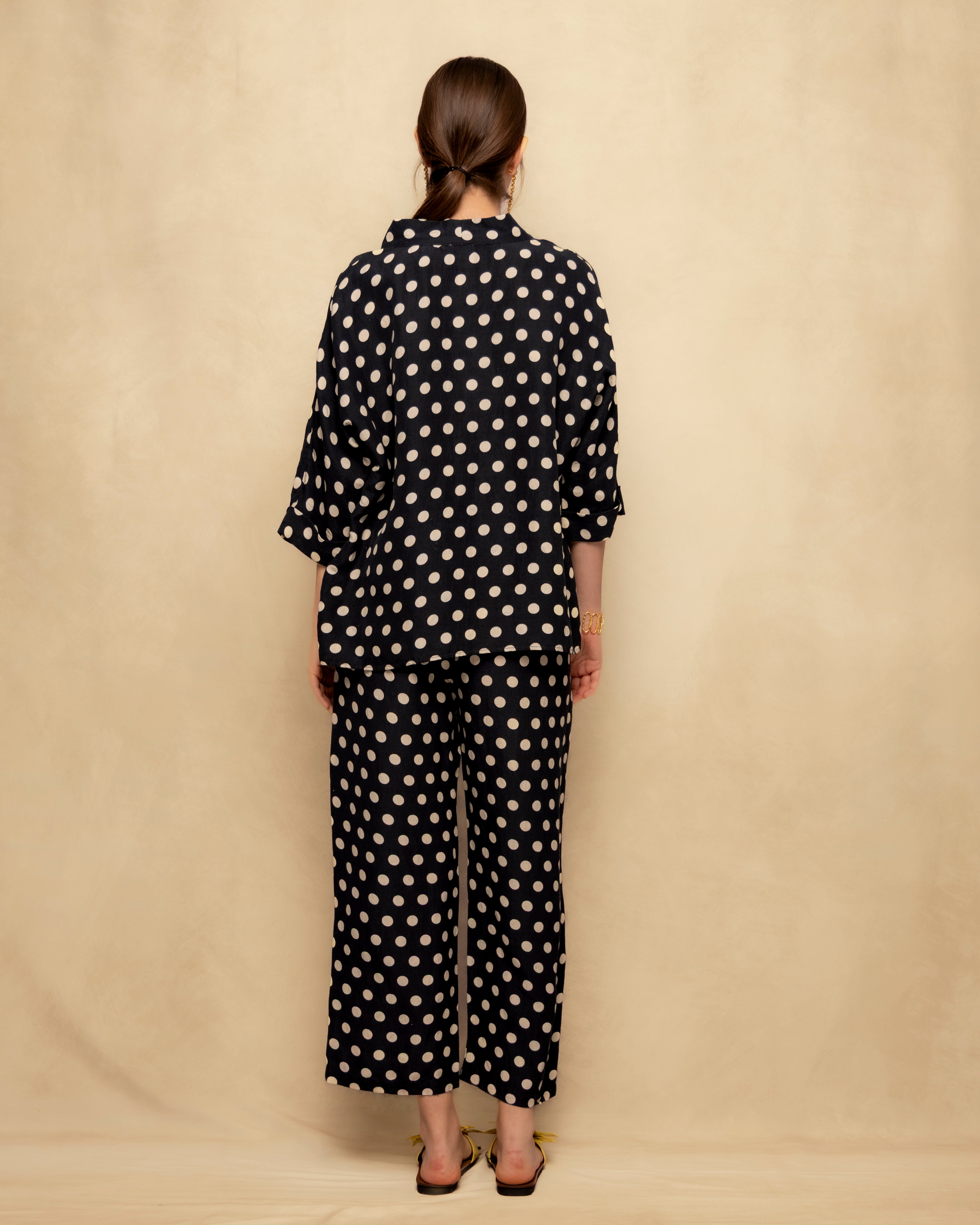 Blusa Ampla com Estampado de Bolinhas e Bordado Preto-6