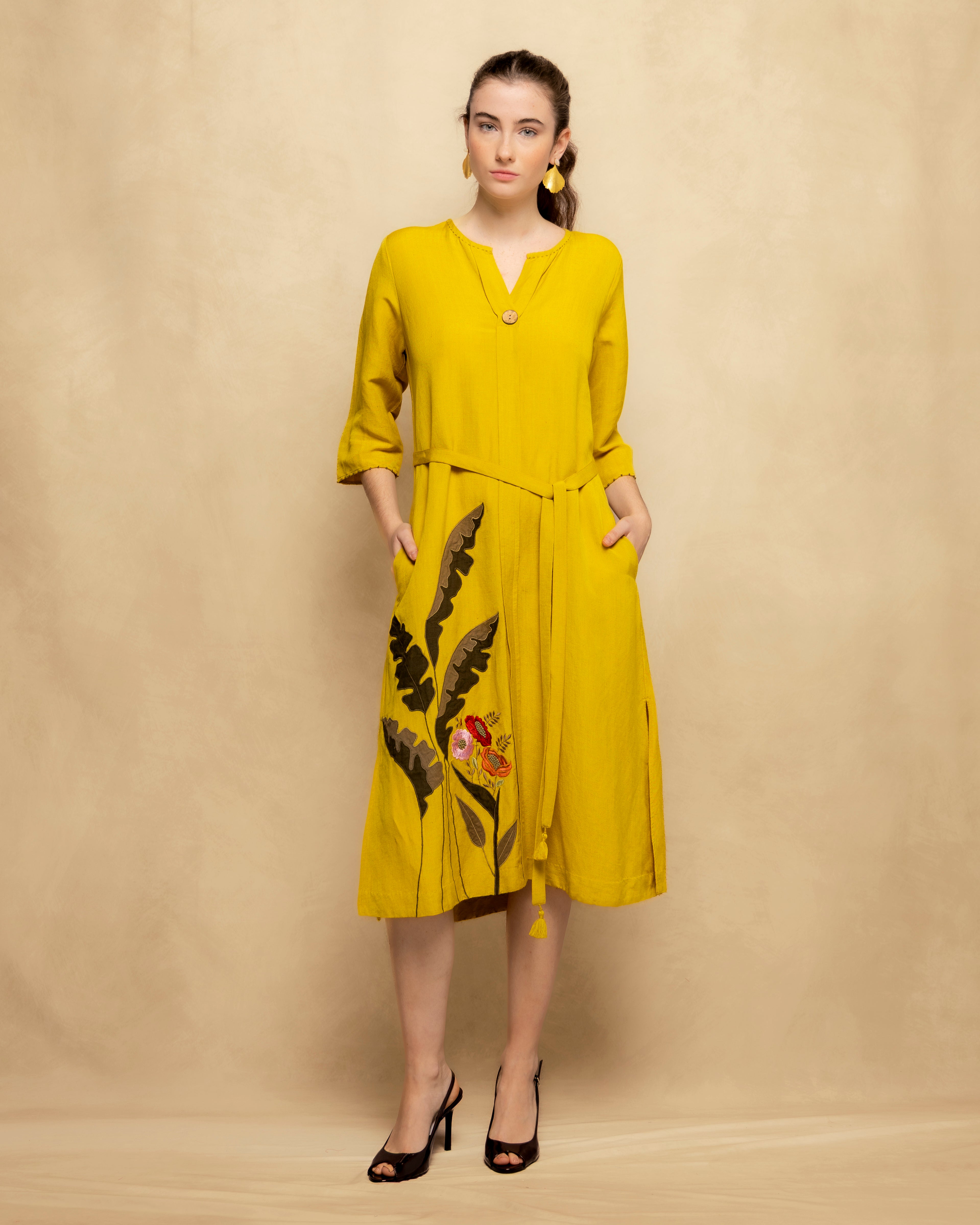 Imagem 0 de Vestido Midi com Decote em V e Bordado Vegetal