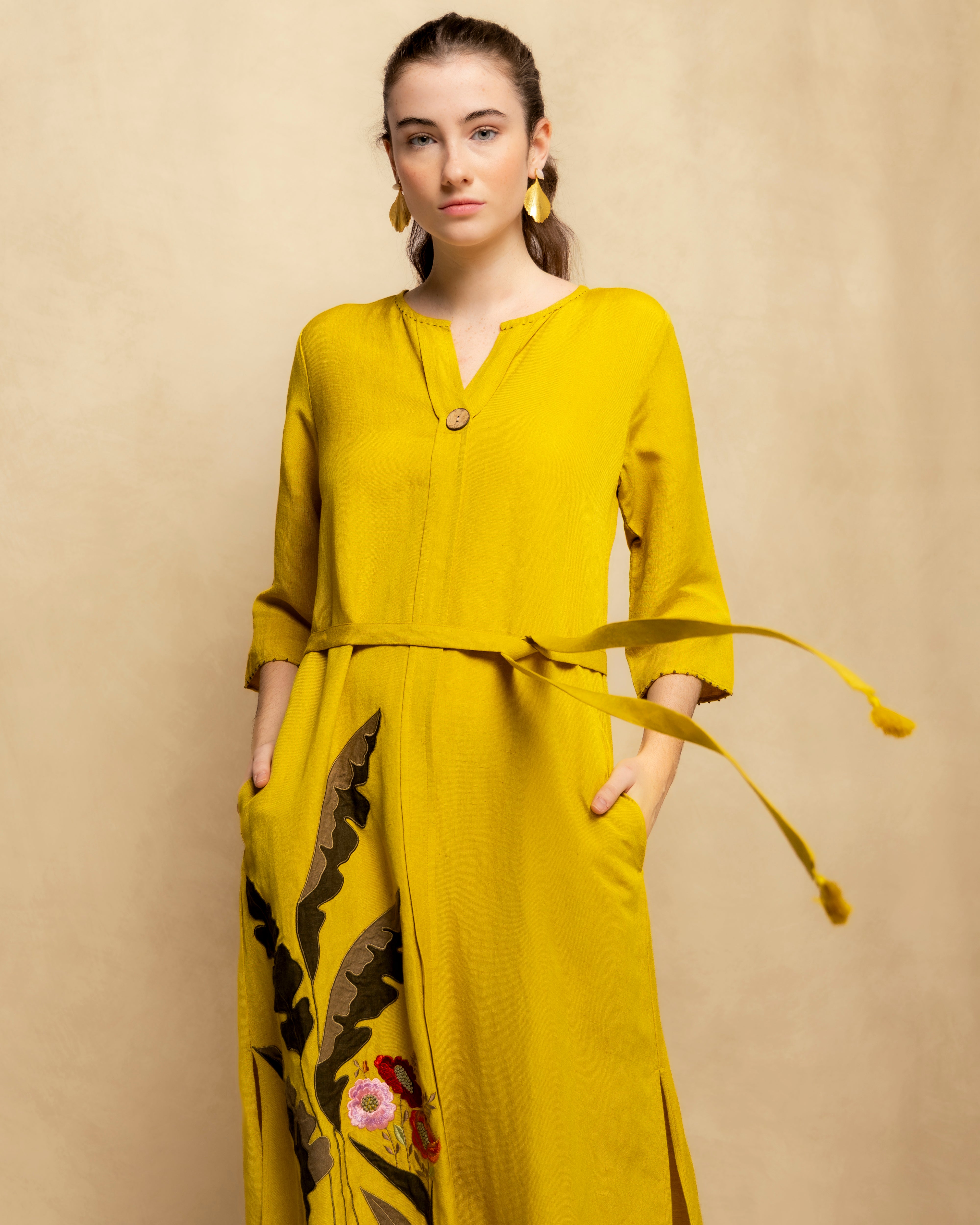 Vestido Midi com Decote em V e Bordado Vegetal Amarelo-2