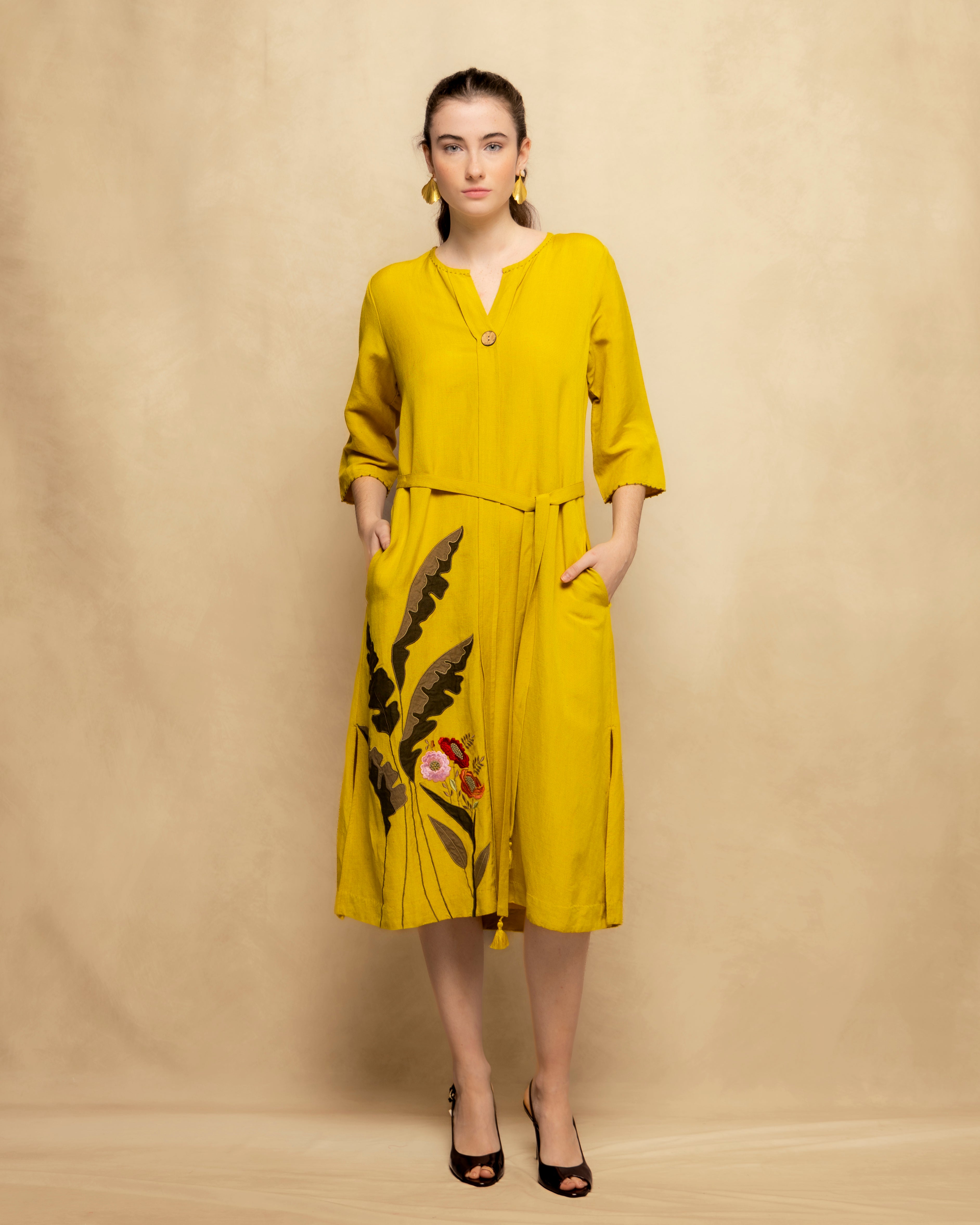 Vestido Midi com Decote em V e Bordado Vegetal Amarelo-3