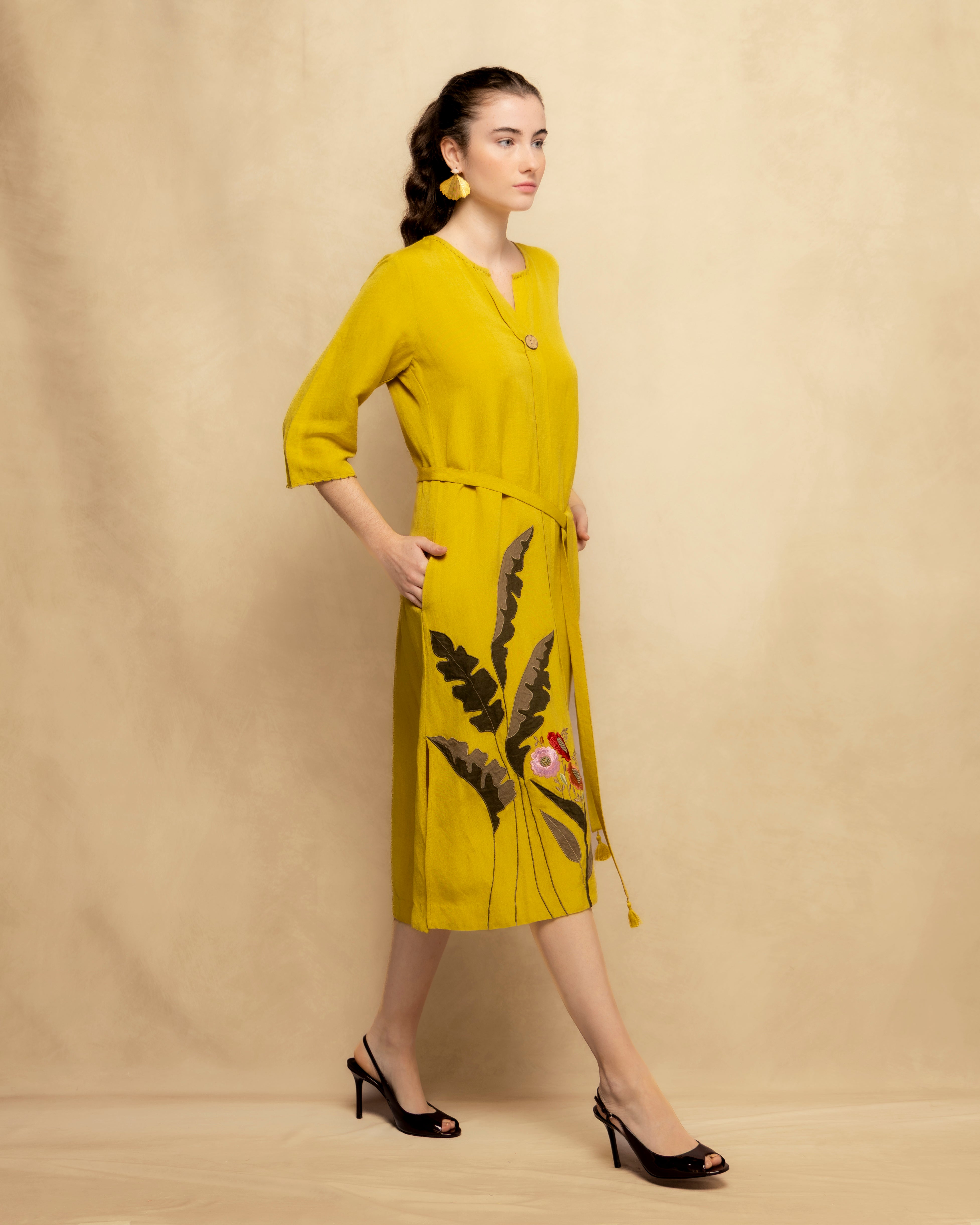 Vestido Midi com Decote em V e Bordado Vegetal Amarelo-4