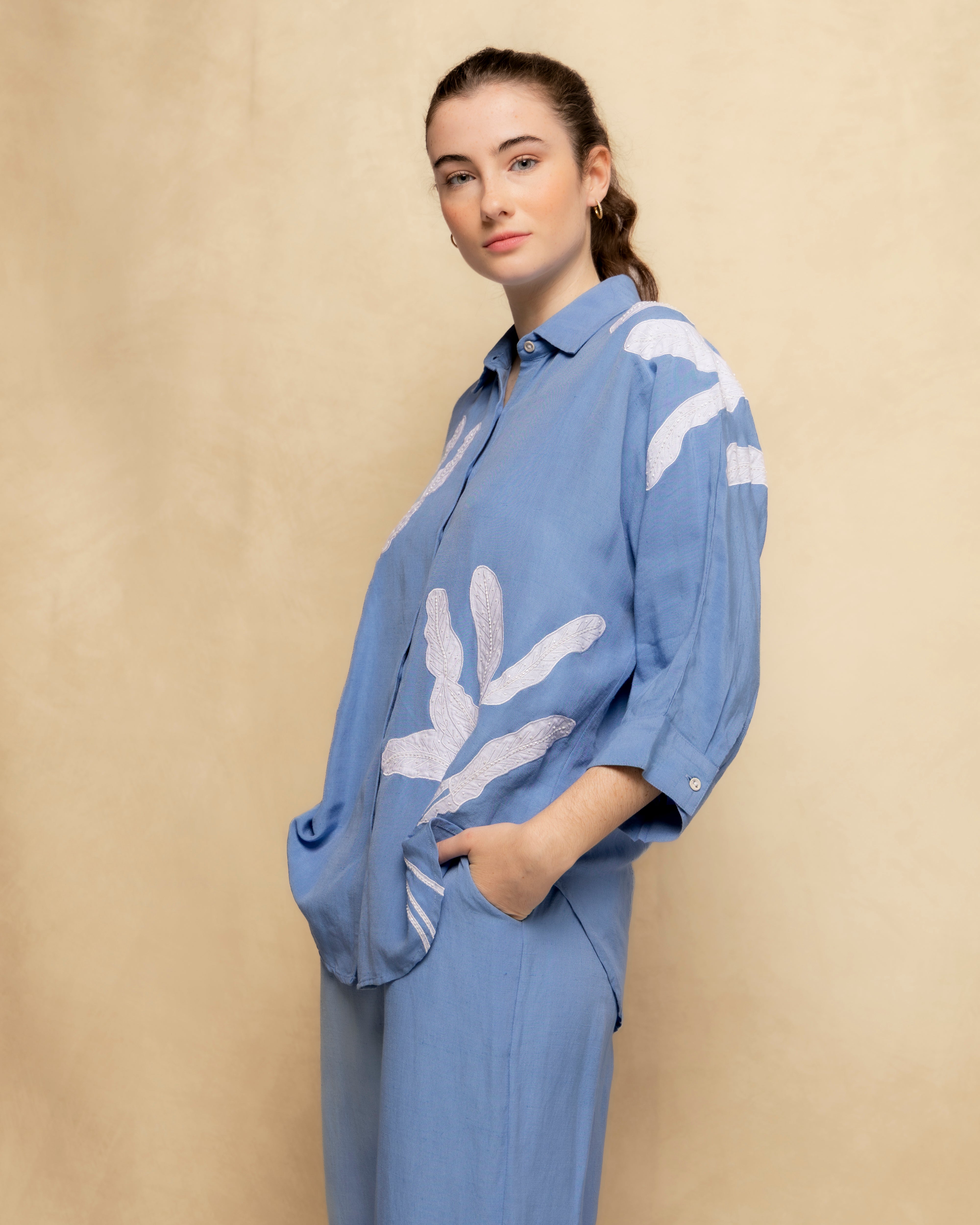 Camisa Fluida com Bordado Azul-2