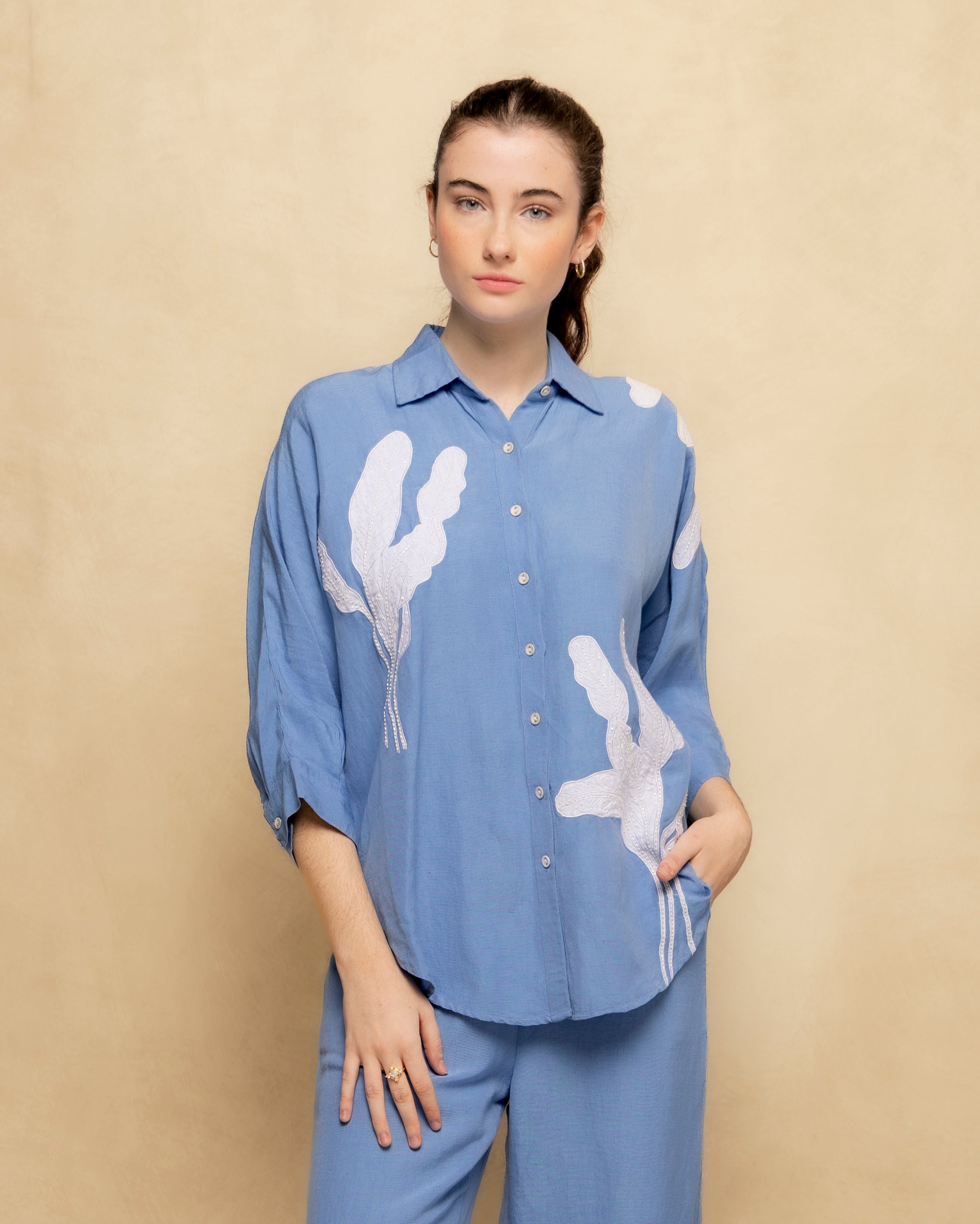 Camisa Fluida com Bordado Azul-3