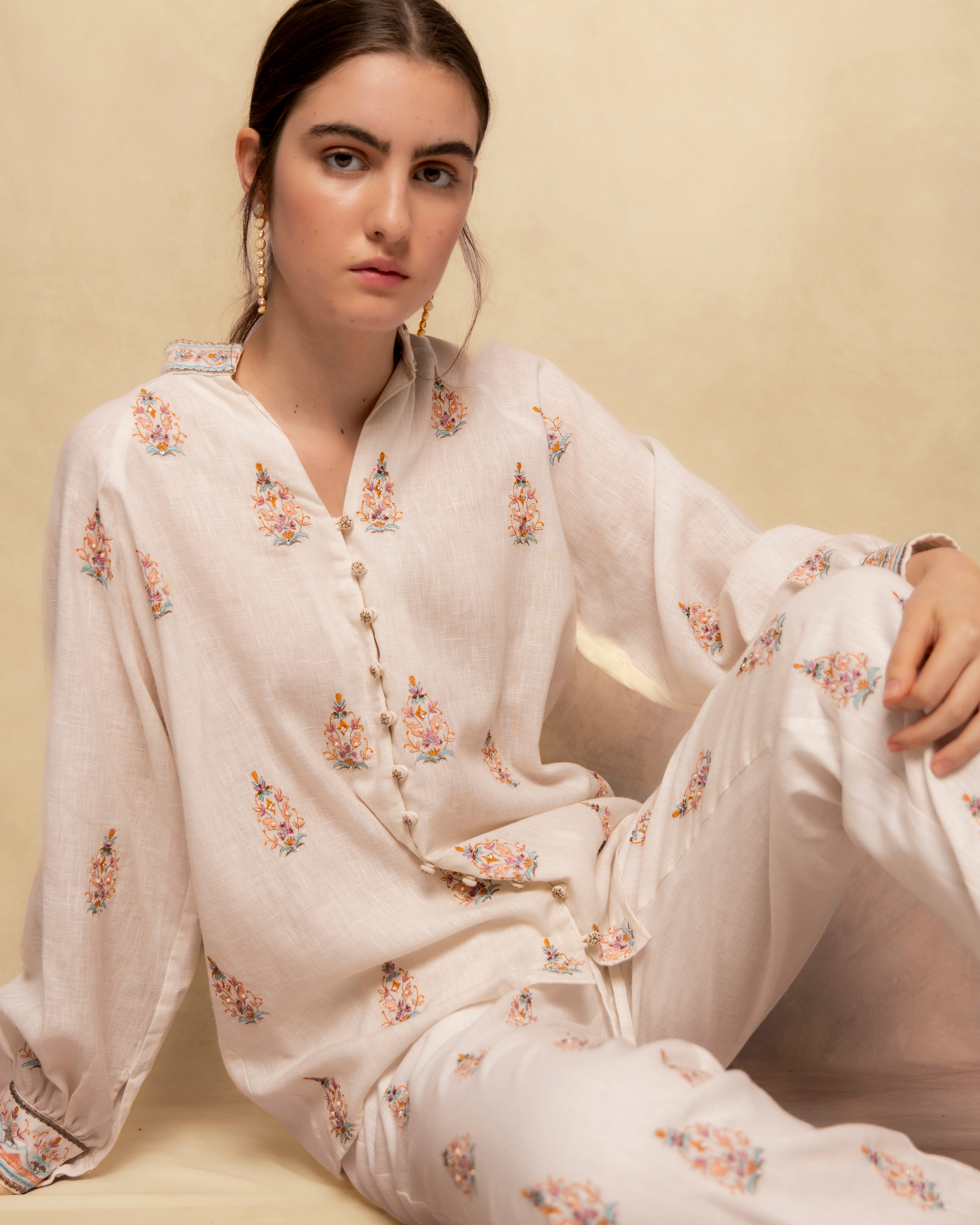 Imagem 0 de Blusa de Manga Comprida com Estampação Artesanal e Fecho Frontal