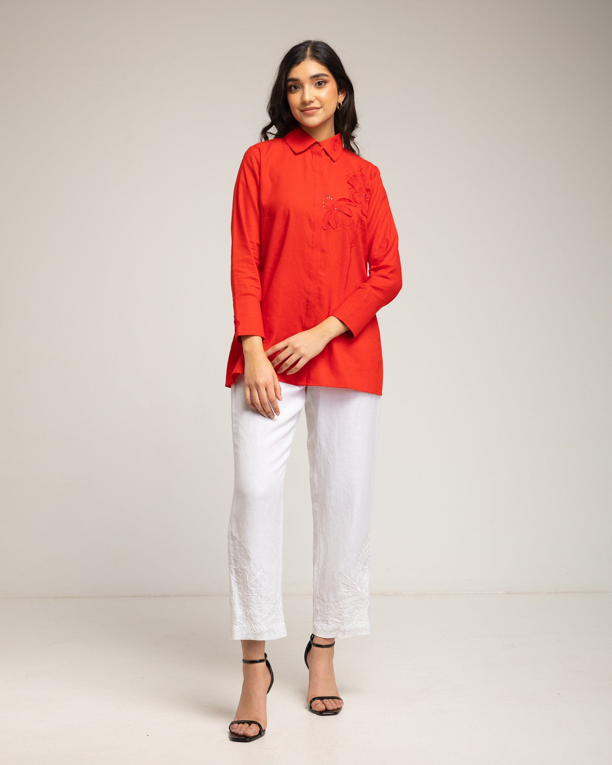 Imagem 0 de Camisa com Bordado Floral e Detalhe de Strass