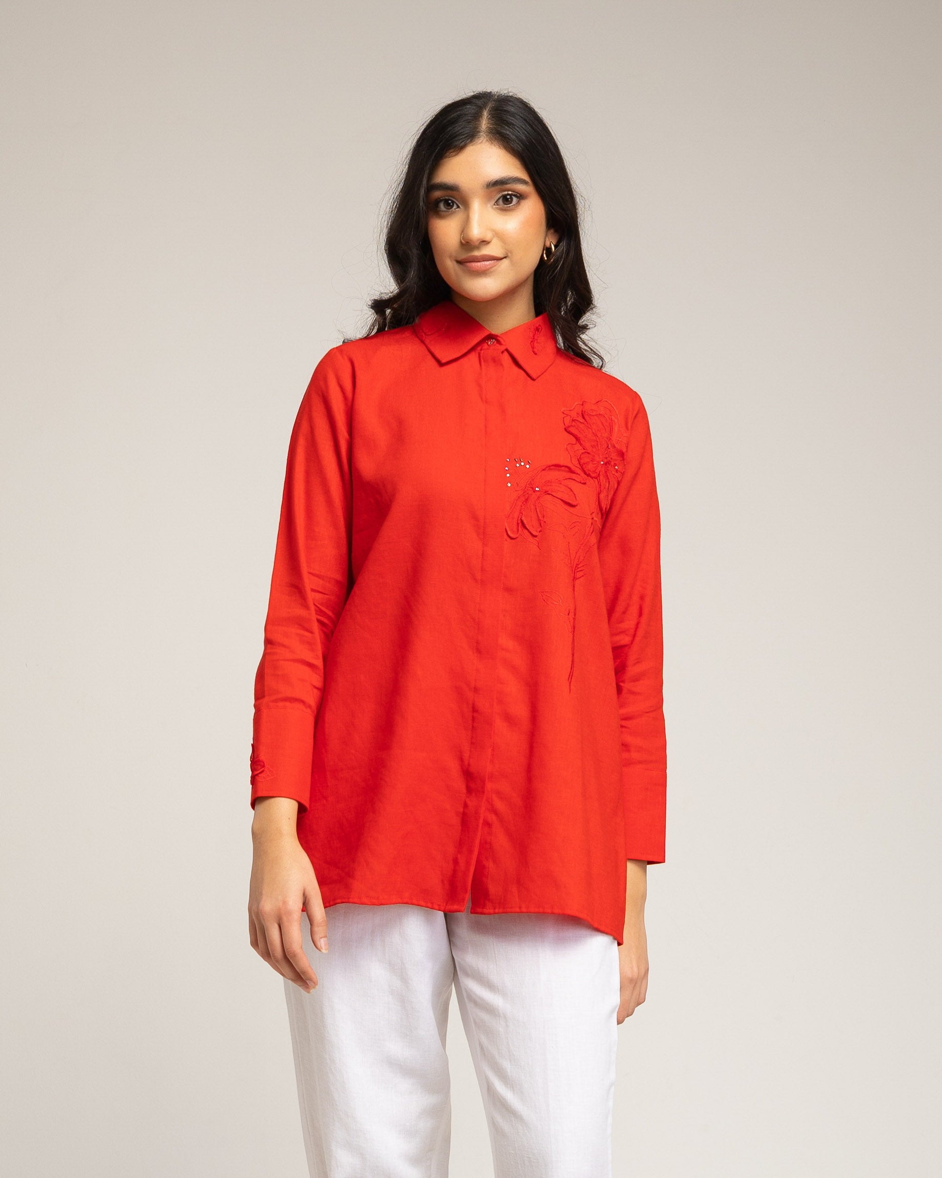 Camisa com Bordado Floral e Detalhe de Strass Vermelho-2