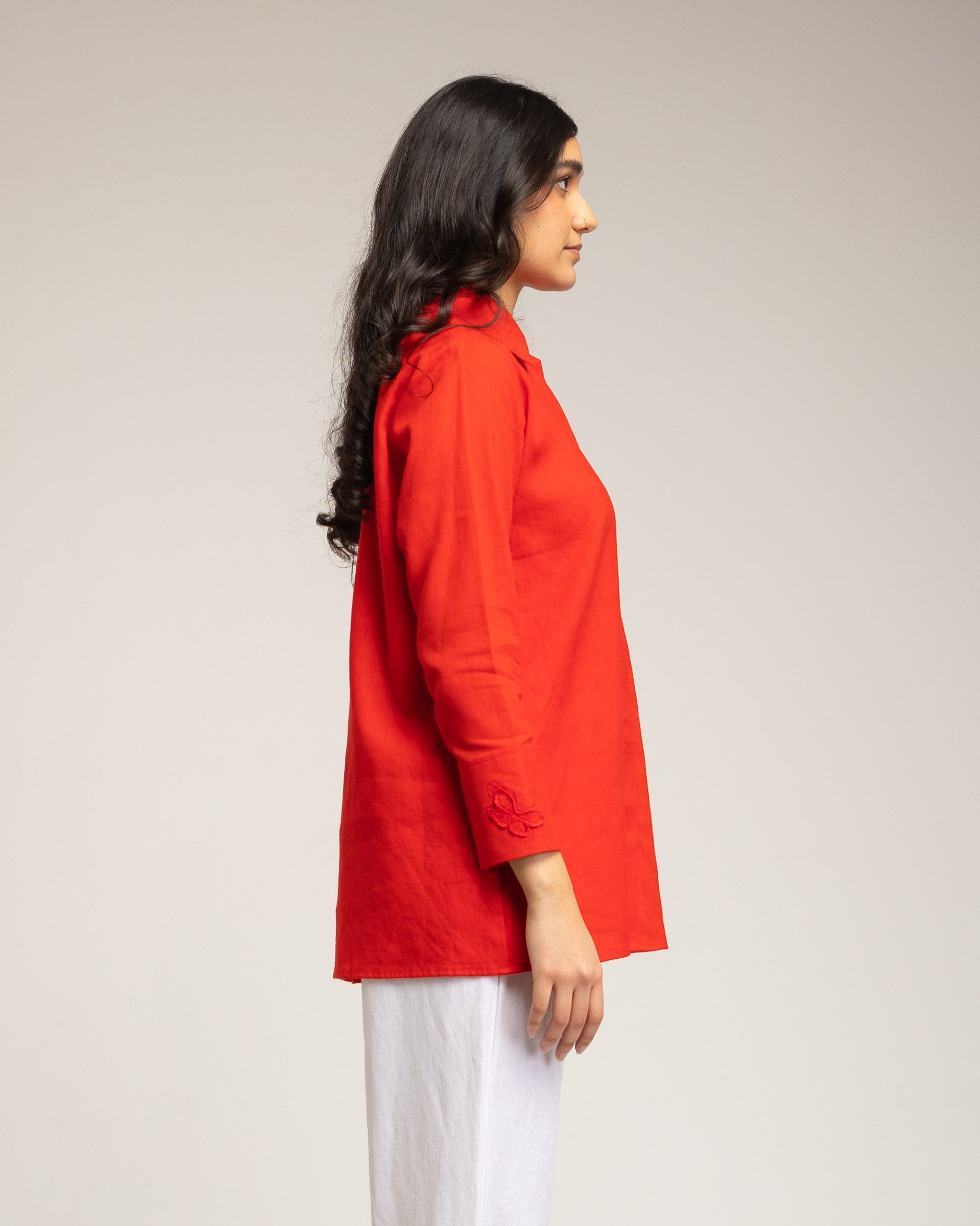 Camisa com Bordado Floral e Detalhe de Strass Vermelho-3