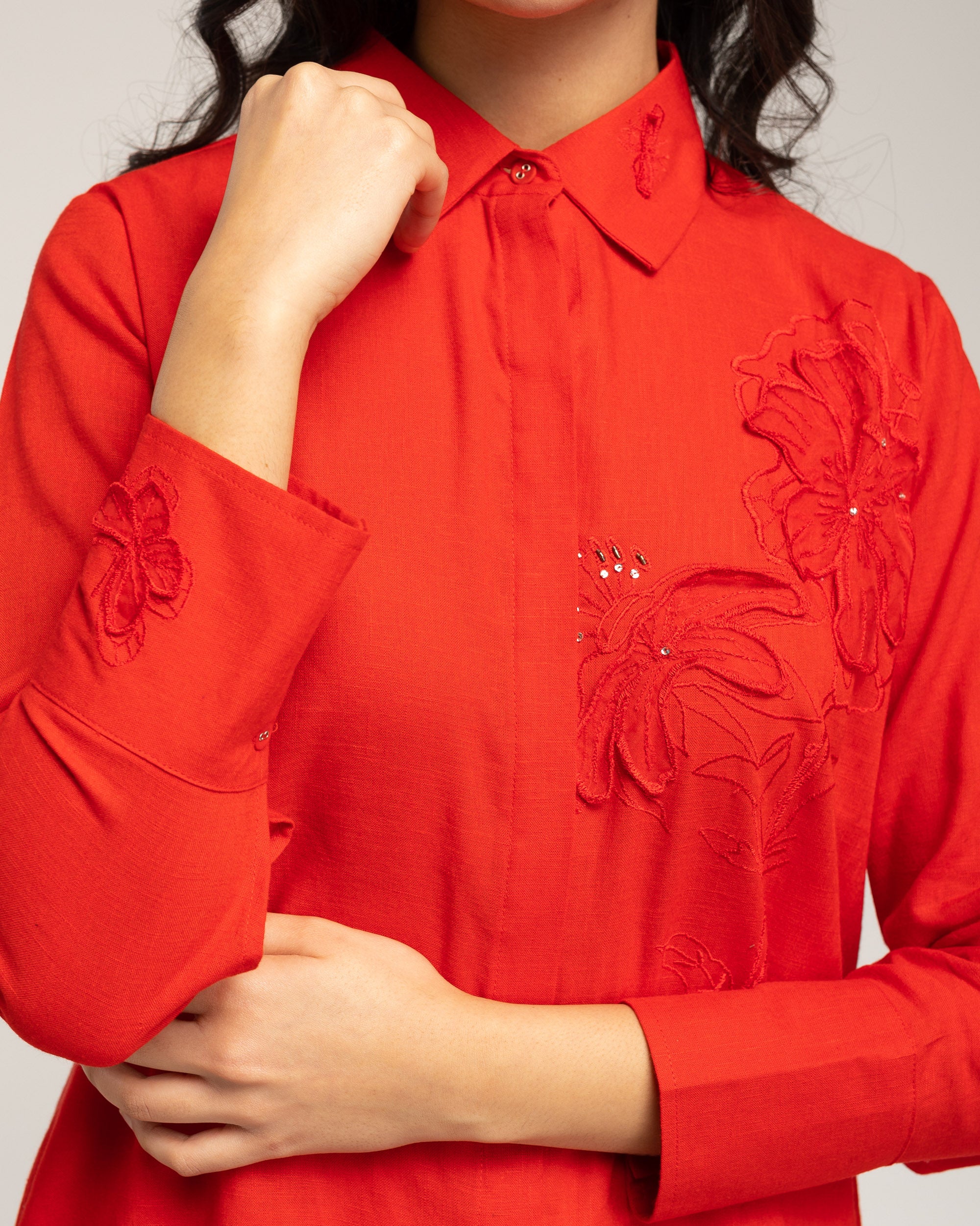 Camisa com Bordado Floral e Detalhe de Strass Vermelho-5