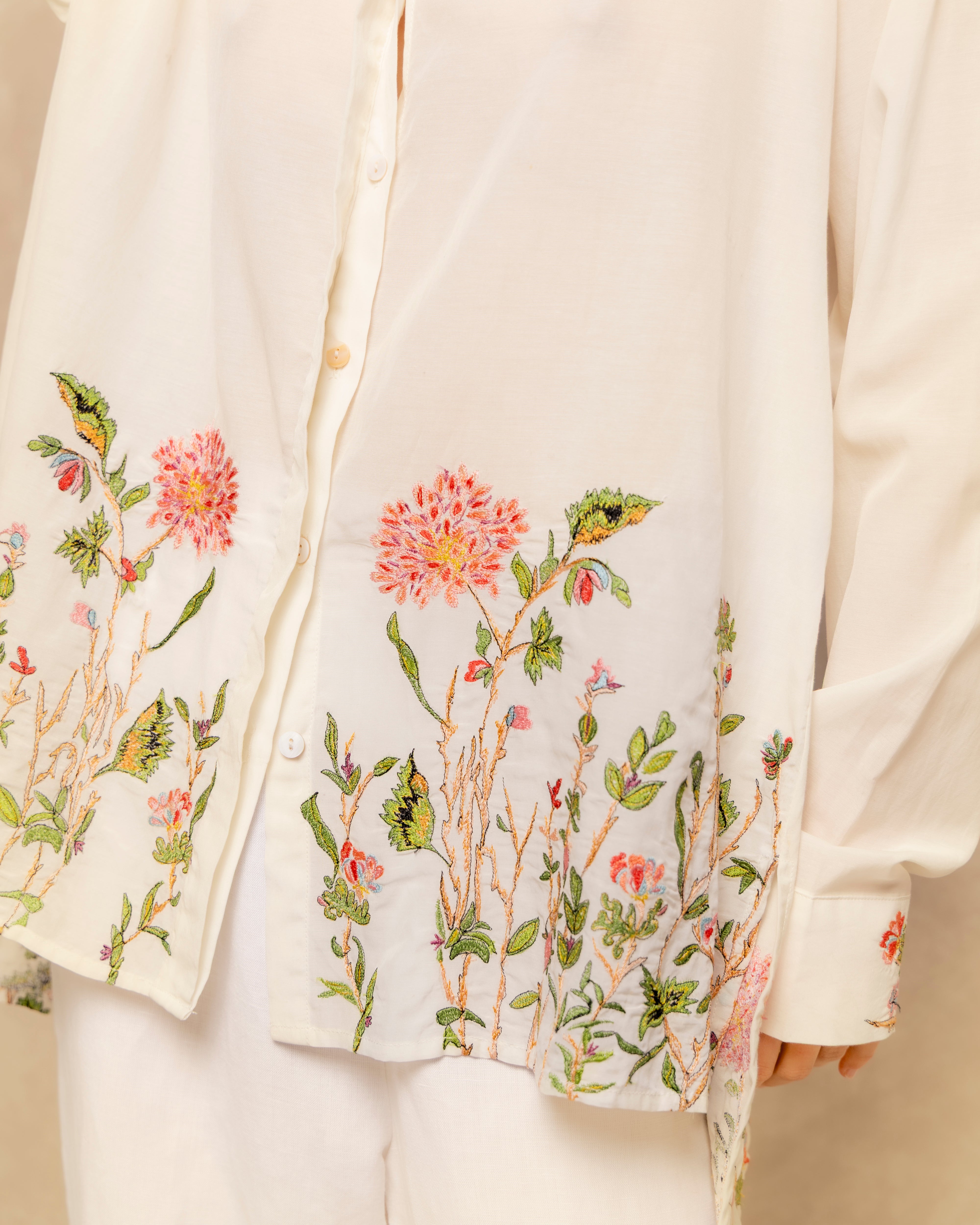Blusa Comprida com Bordado Floral e Bainha Assimétrica Branco-2