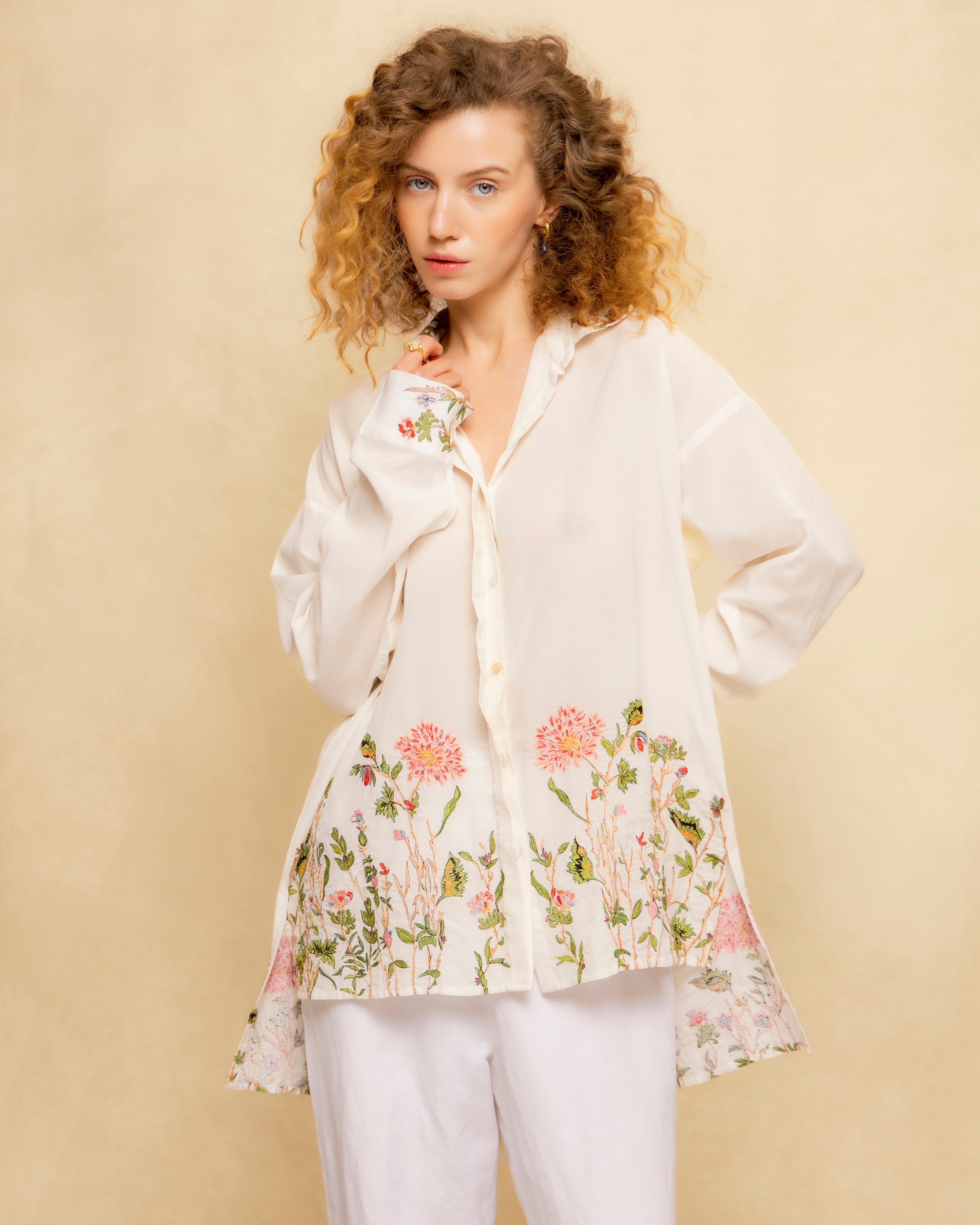 Blusa Comprida com Bordado Floral e Bainha Assimétrica Branco-4