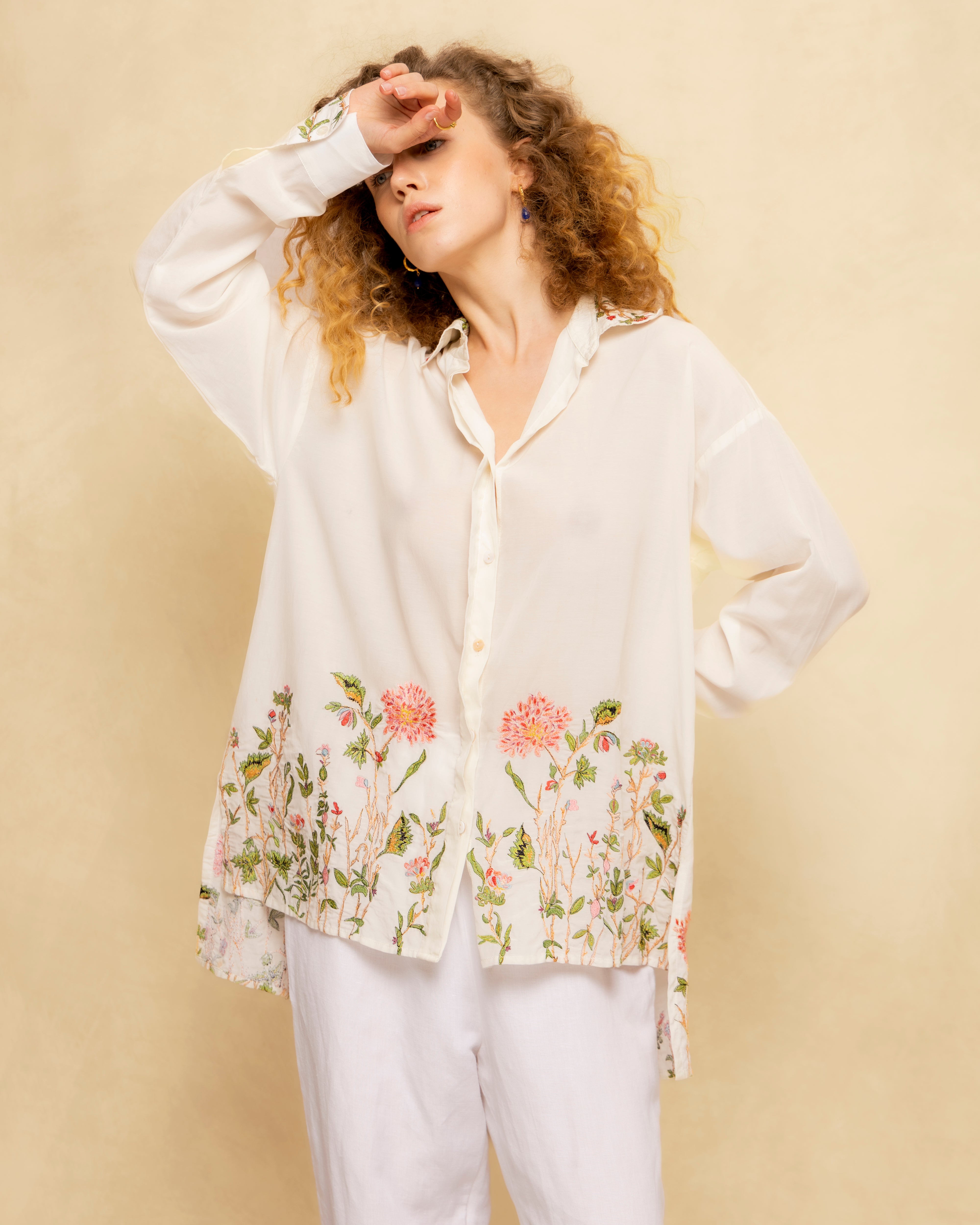 Blusa Comprida com Bordado Floral e Bainha Assimétrica Branco-5
