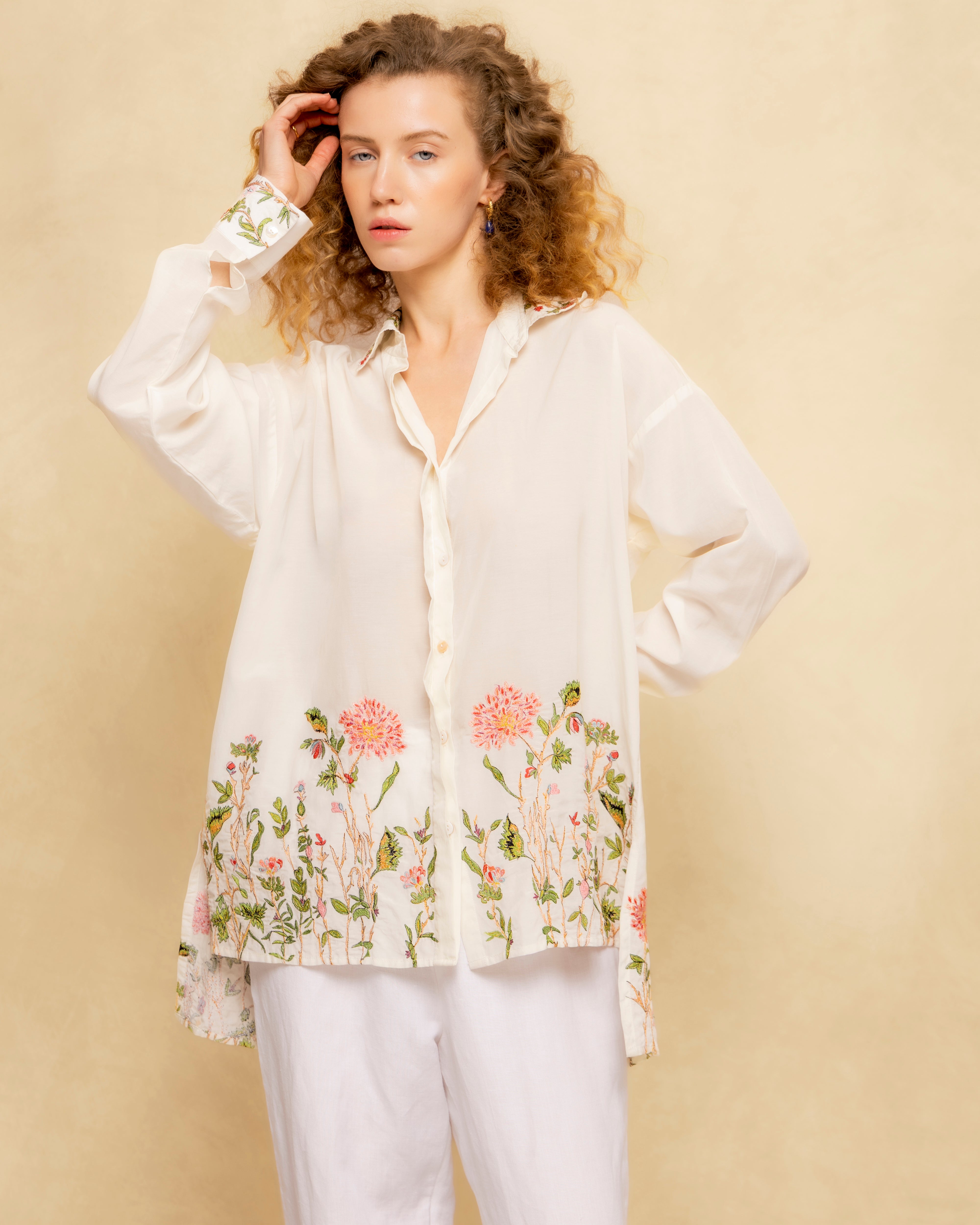 Blusa Comprida com Bordado Floral e Bainha Assimétrica Branco-6