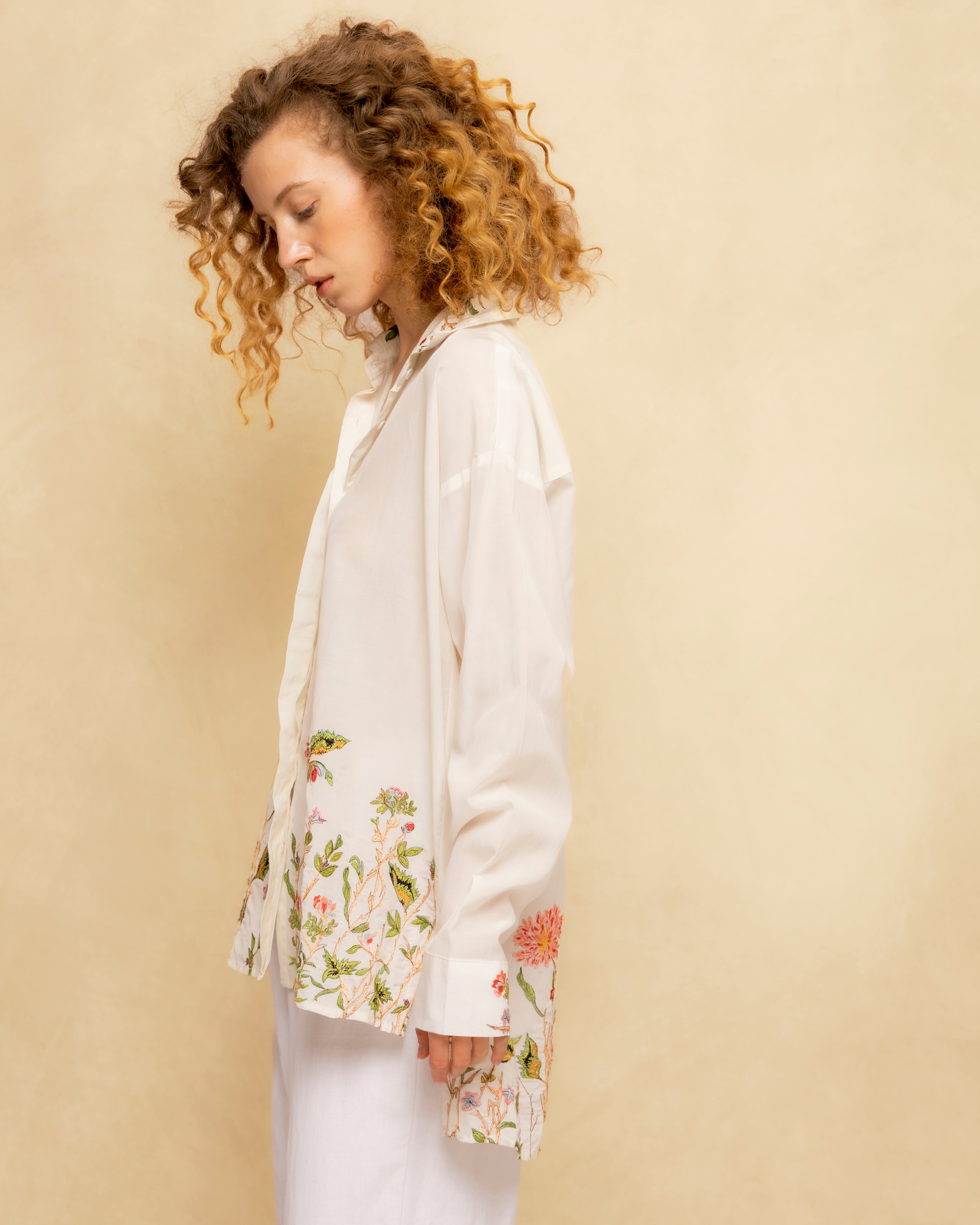 Blusa Comprida com Bordado Floral e Bainha Assimétrica Branco-7
