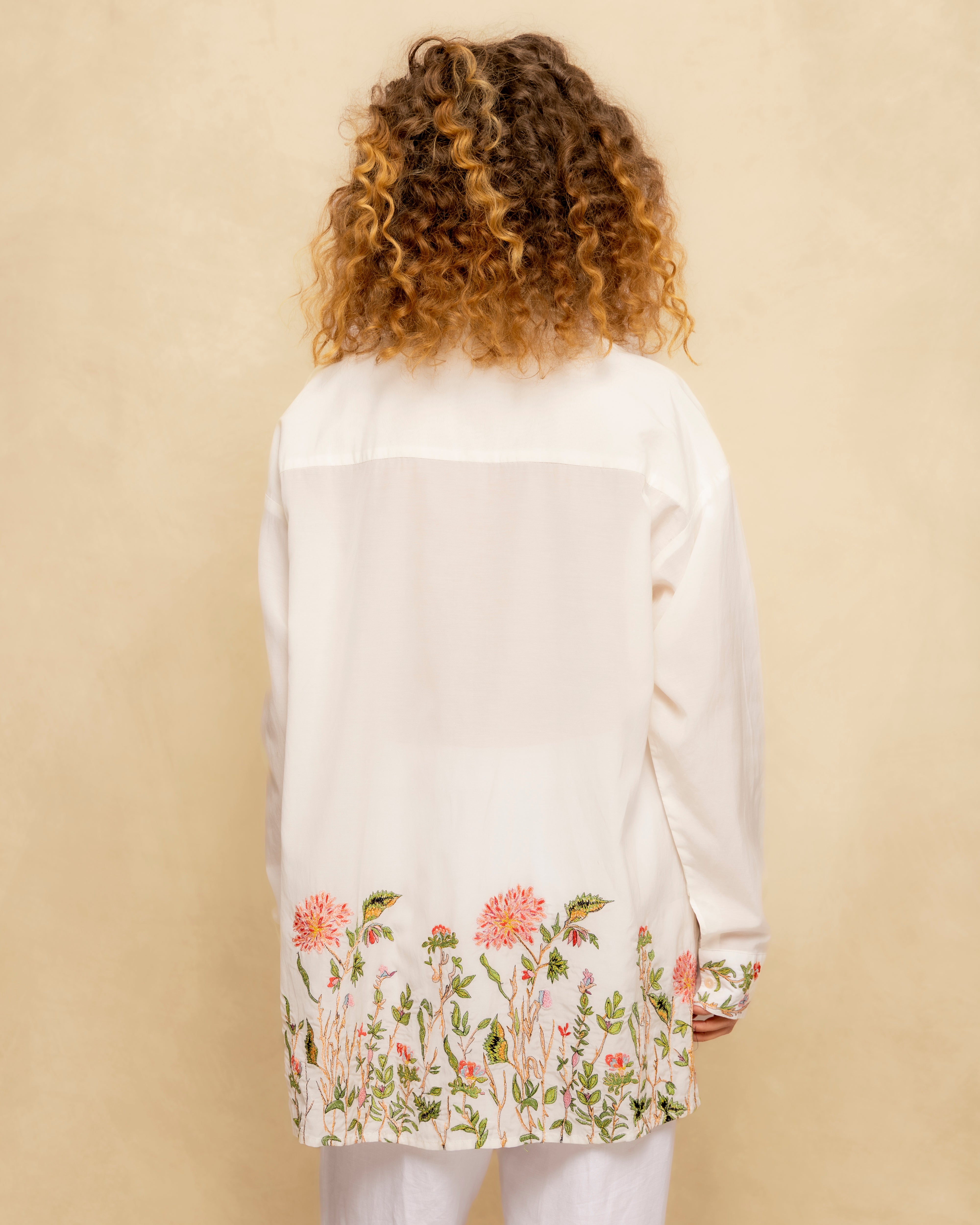 Blusa Comprida com Bordado Floral e Bainha Assimétrica Branco-8