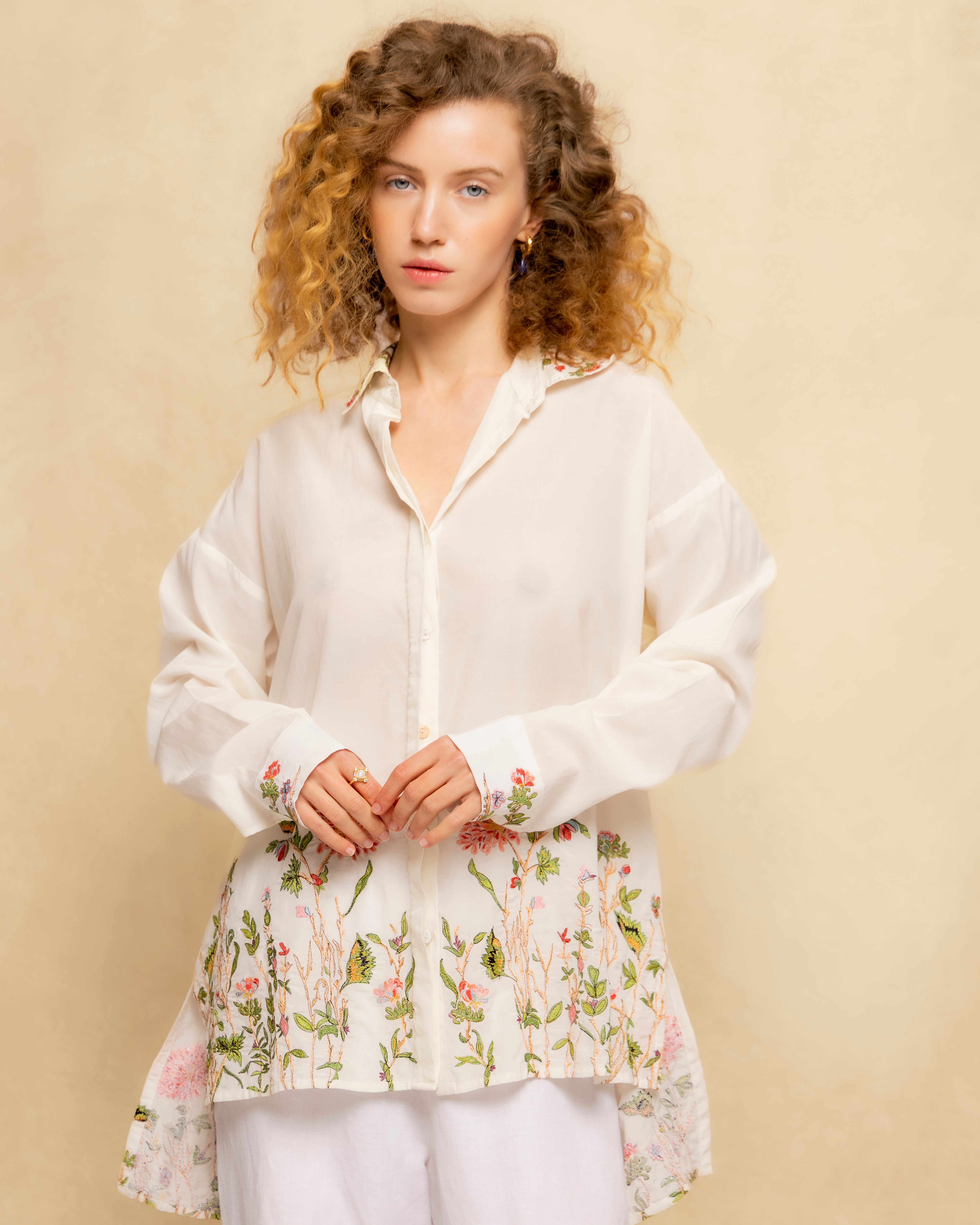 Blusa Comprida com Bordado Floral e Bainha Assimétrica Branco-9