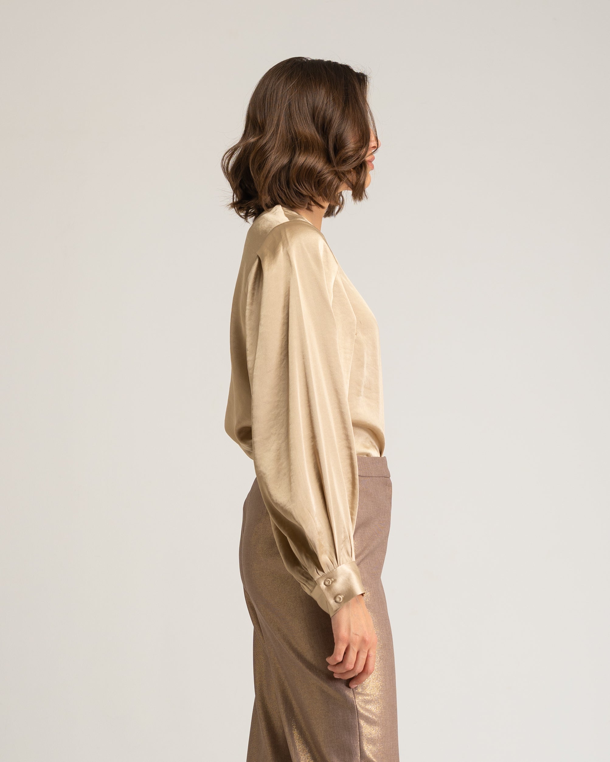 Blusa Romântica com Mangas Abalonadas Vega Ouro-3