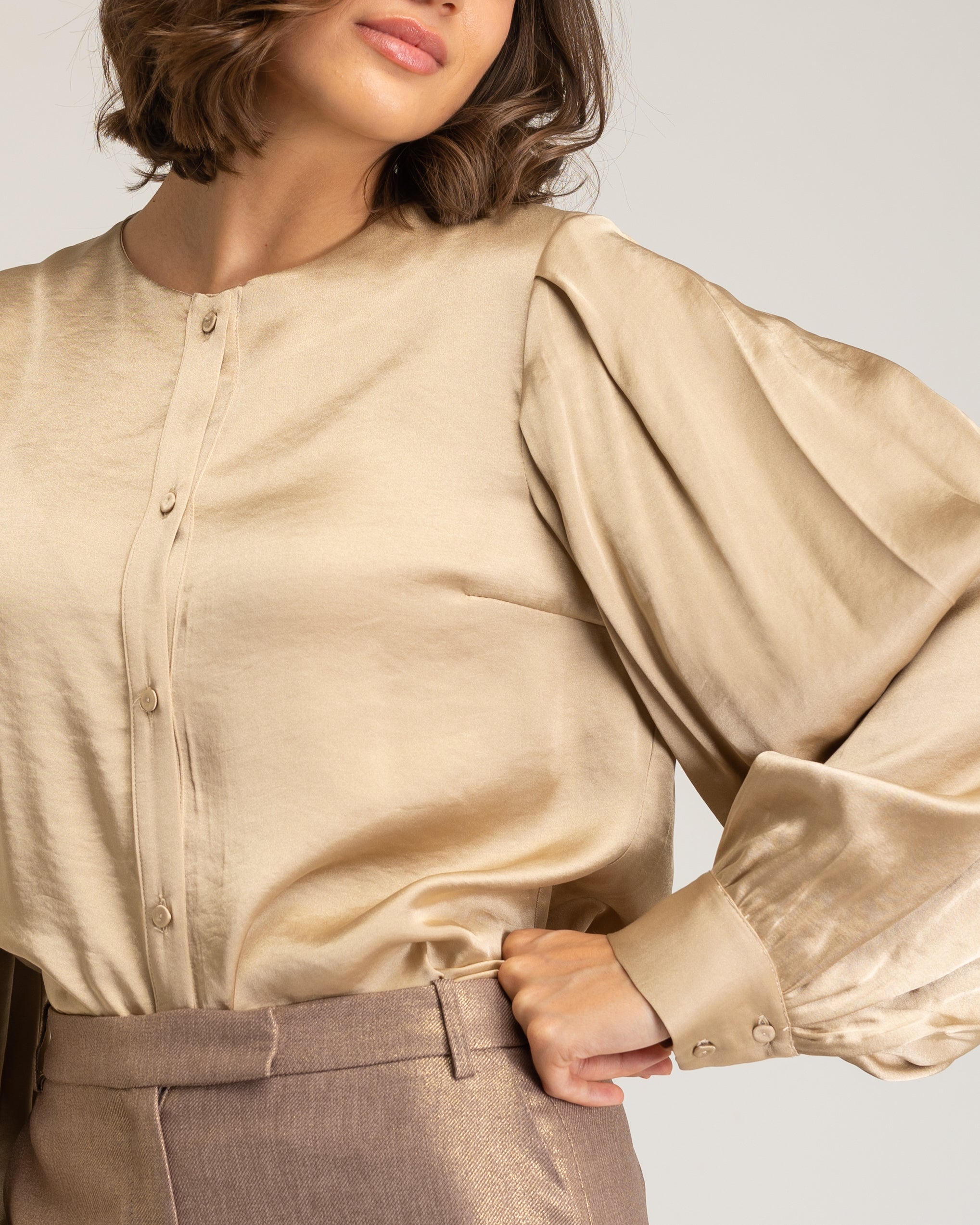 Blusa Romântica com Mangas Abalonadas Vega Ouro-5