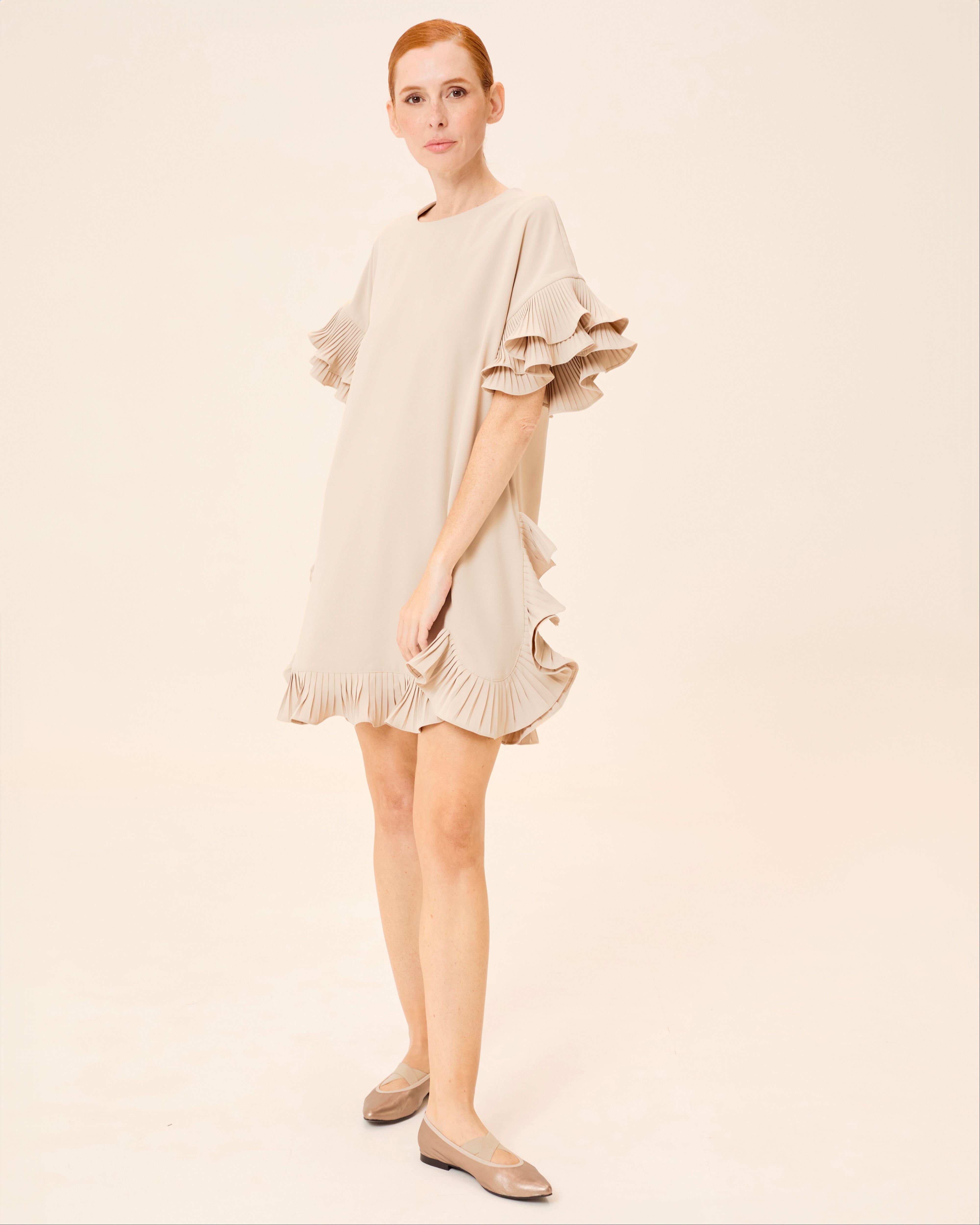 Imagem 0 de Vestido Curto Esme com Decote Redondo e Folhos Plissados