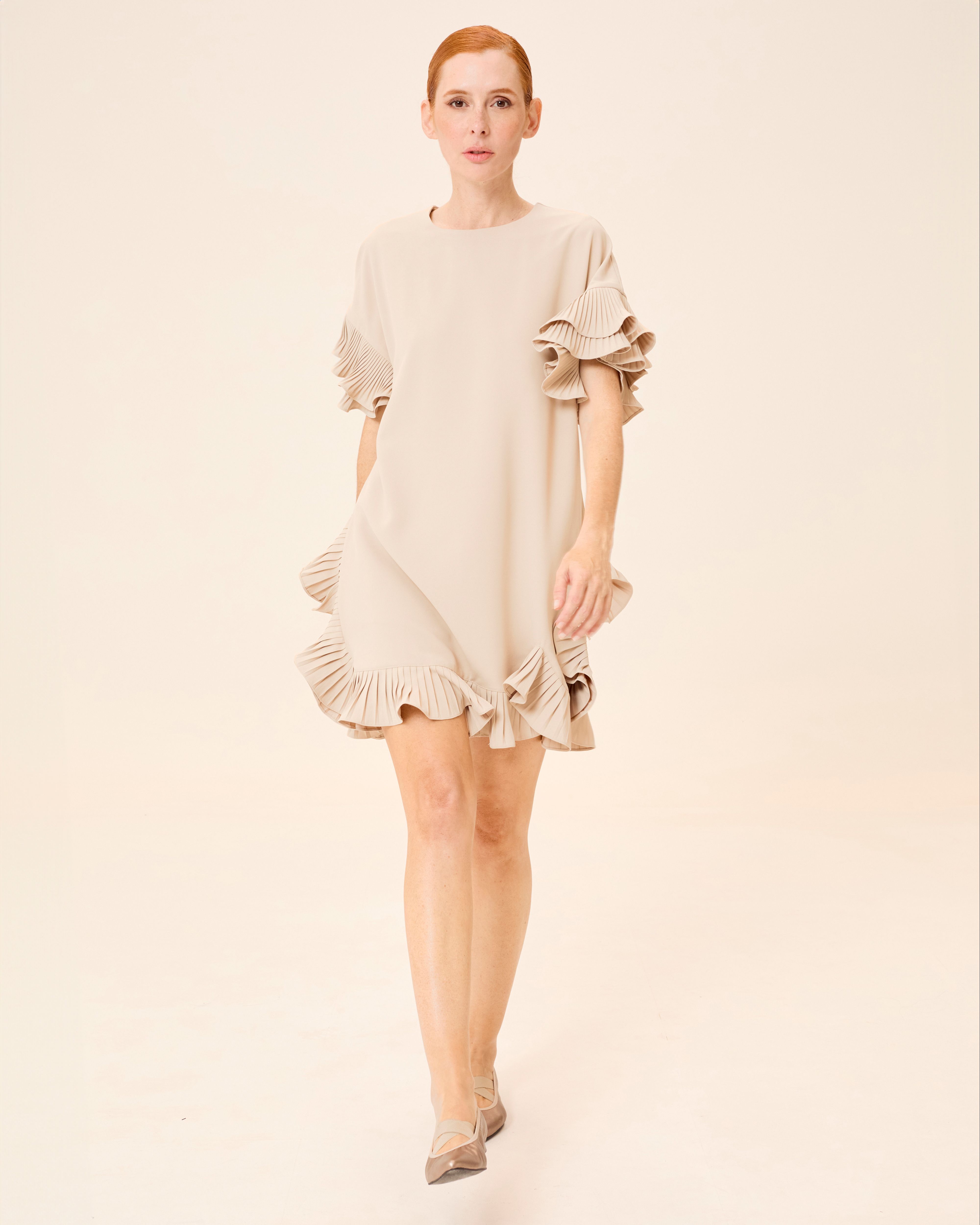 Vestido Curto Esme com Decote Redondo e Folhos Plissados Bege-2