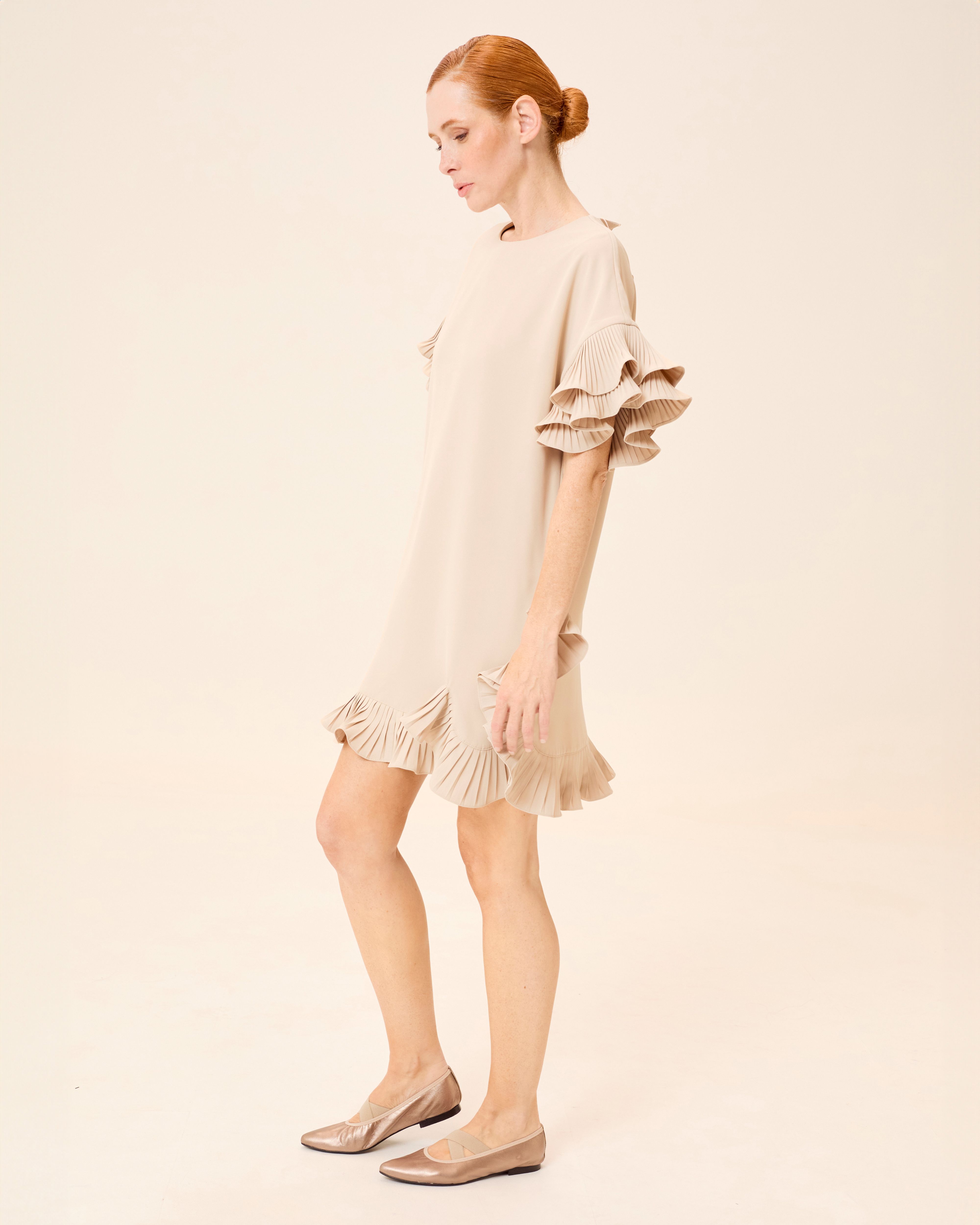 Vestido Curto Esme com Decote Redondo e Folhos Plissados Bege-3