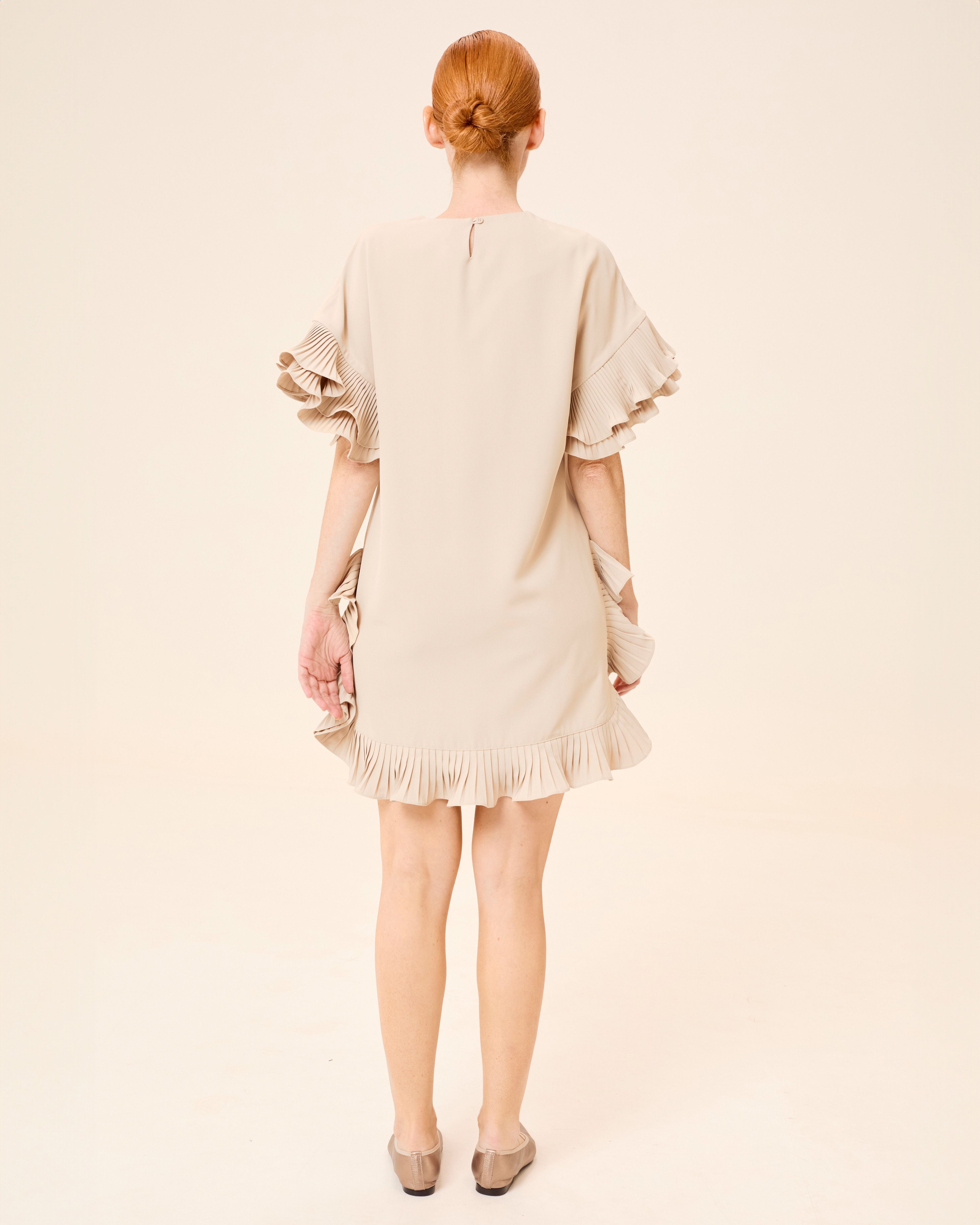 Vestido Curto Esme com Decote Redondo e Folhos Plissados Bege-4