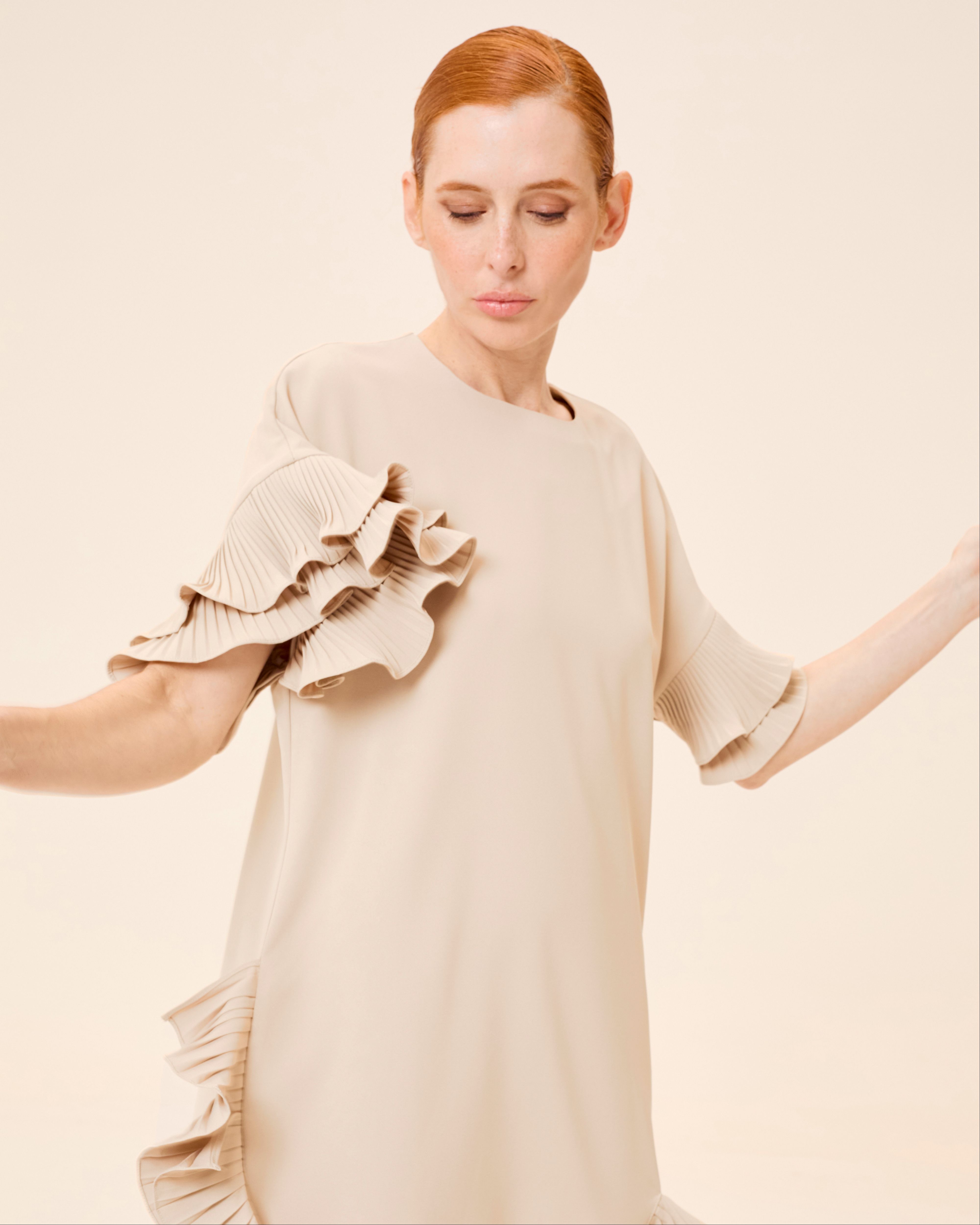 Vestido Curto Esme com Decote Redondo e Folhos Plissados Bege-5