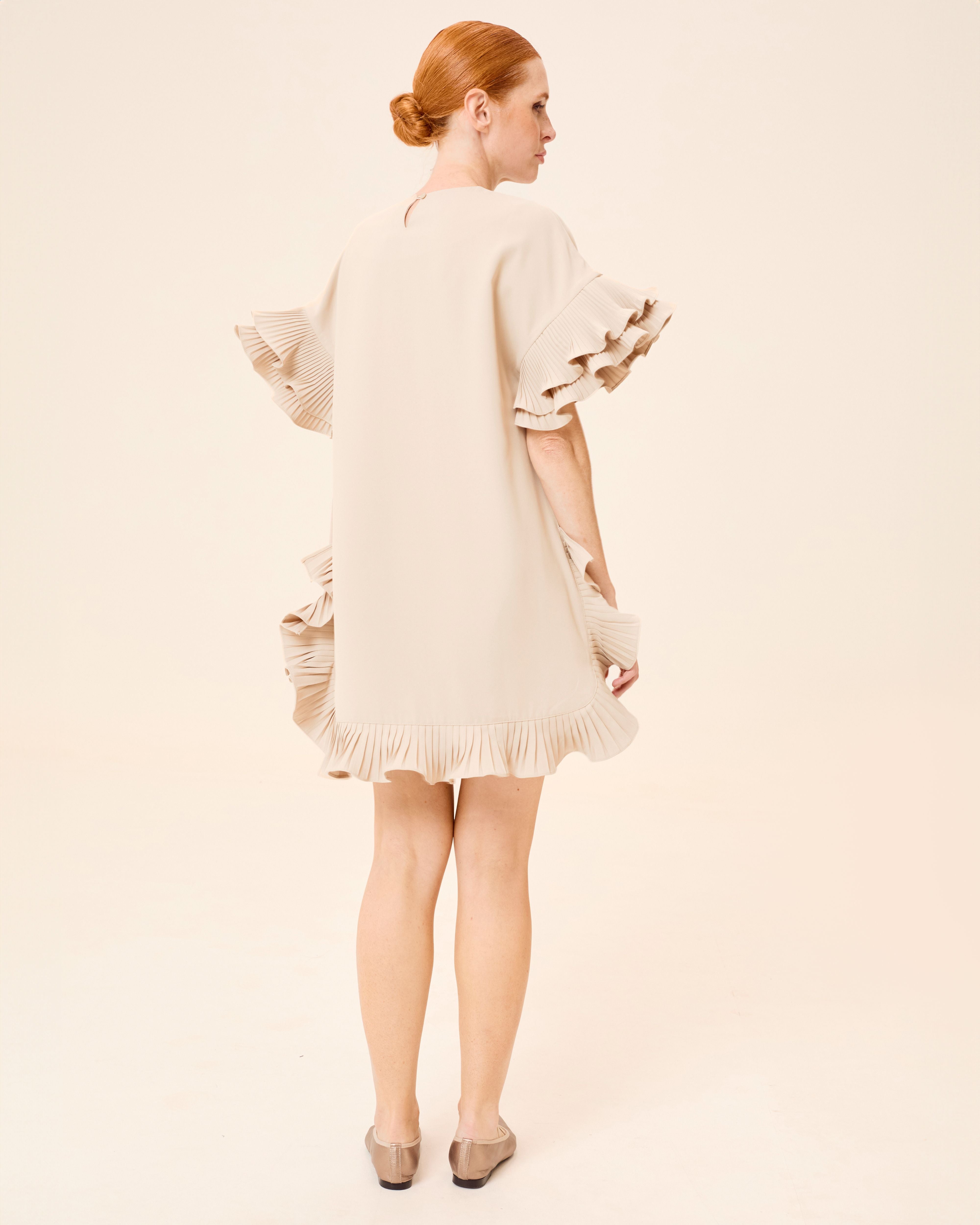 Vestido Curto Esme com Decote Redondo e Folhos Plissados Bege-6