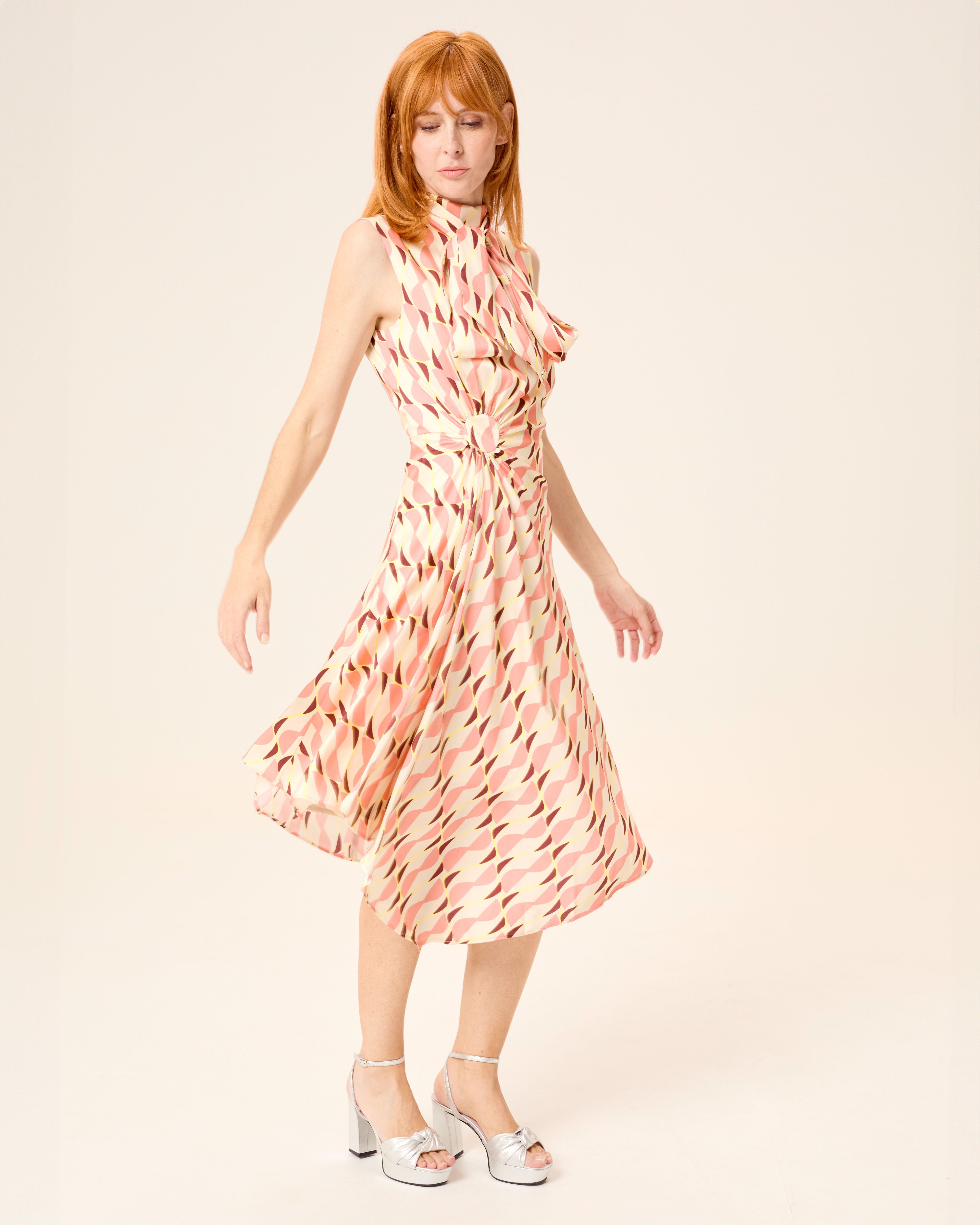 Vestido Midi Ondine Assimétrico com Gola Alta e Laço Rosa-9