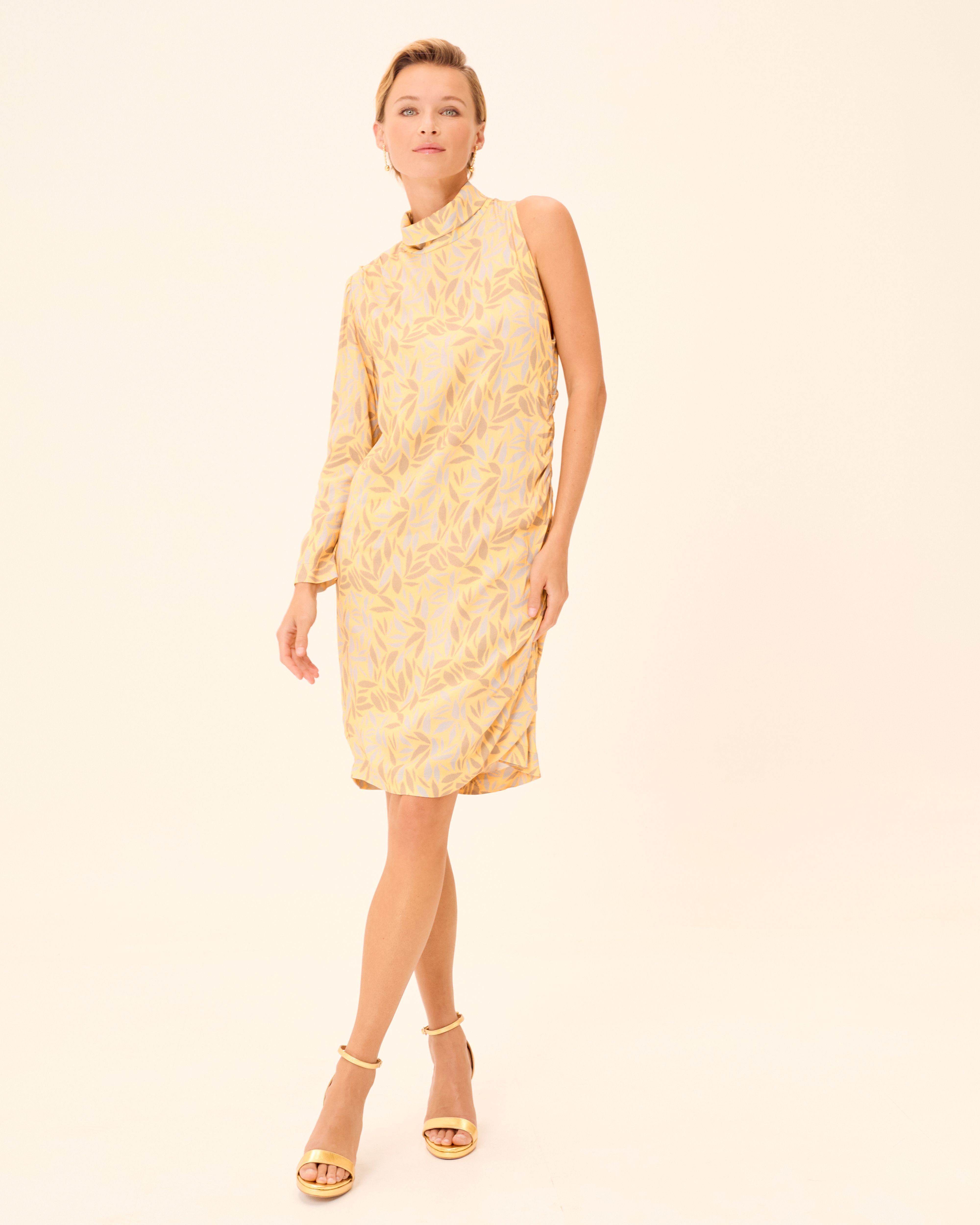 Vestido Curto Dune com Estampado Assimétrico e Alça Larga Amarelo-2