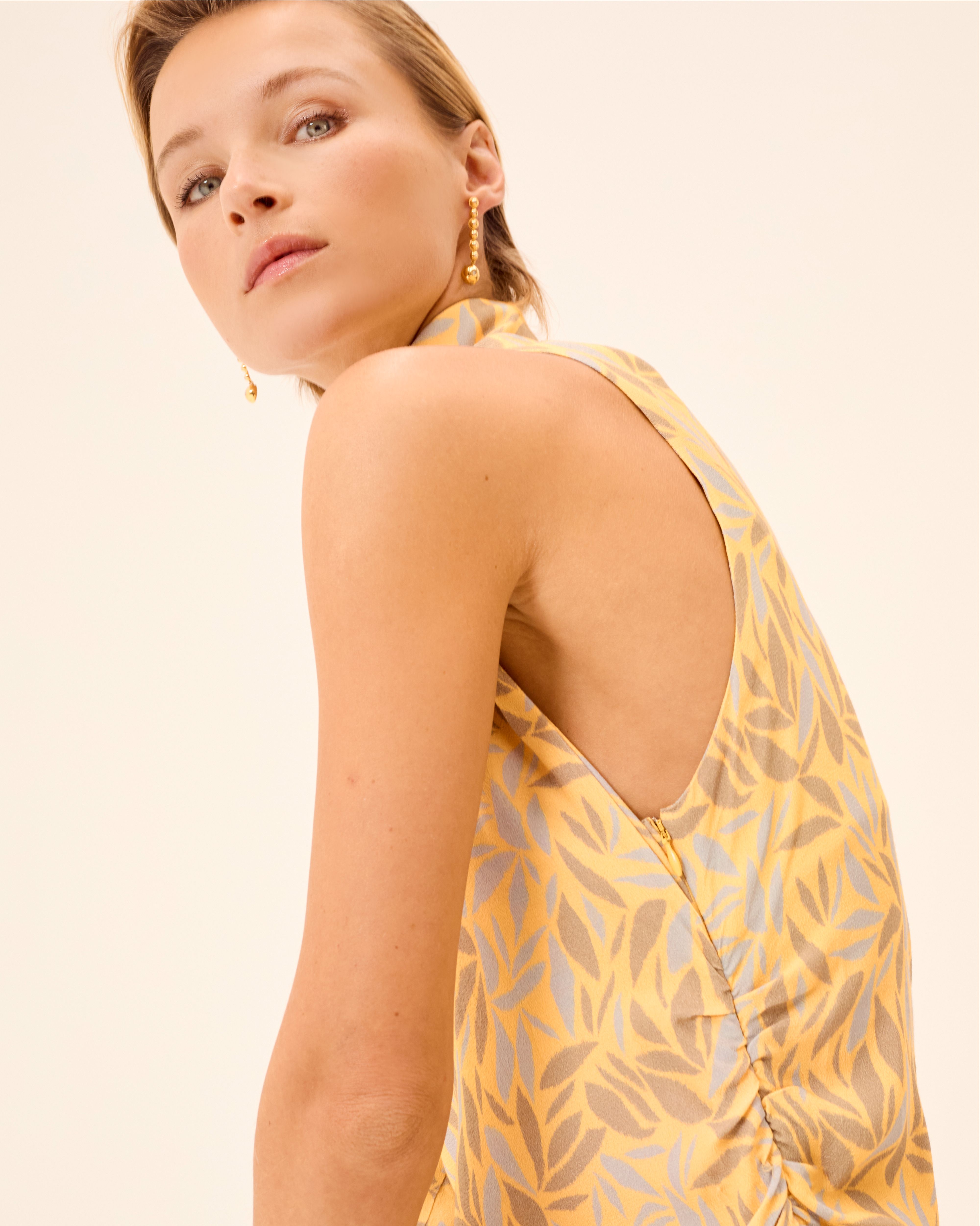Vestido Curto Dune com Estampado Assimétrico e Alça Larga Amarelo-3