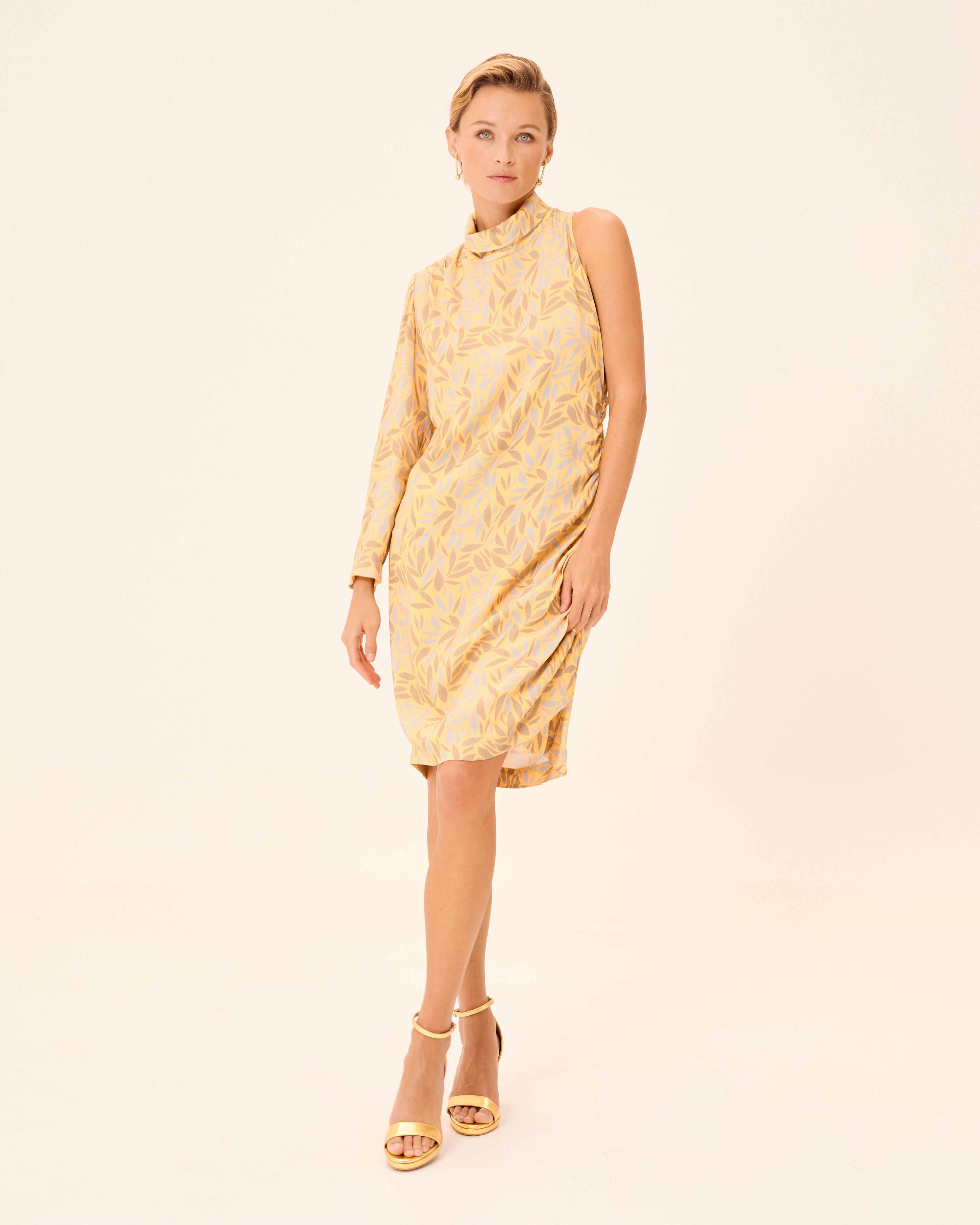 Vestido Curto Dune com Estampado Assimétrico e Alça Larga Amarelo-5