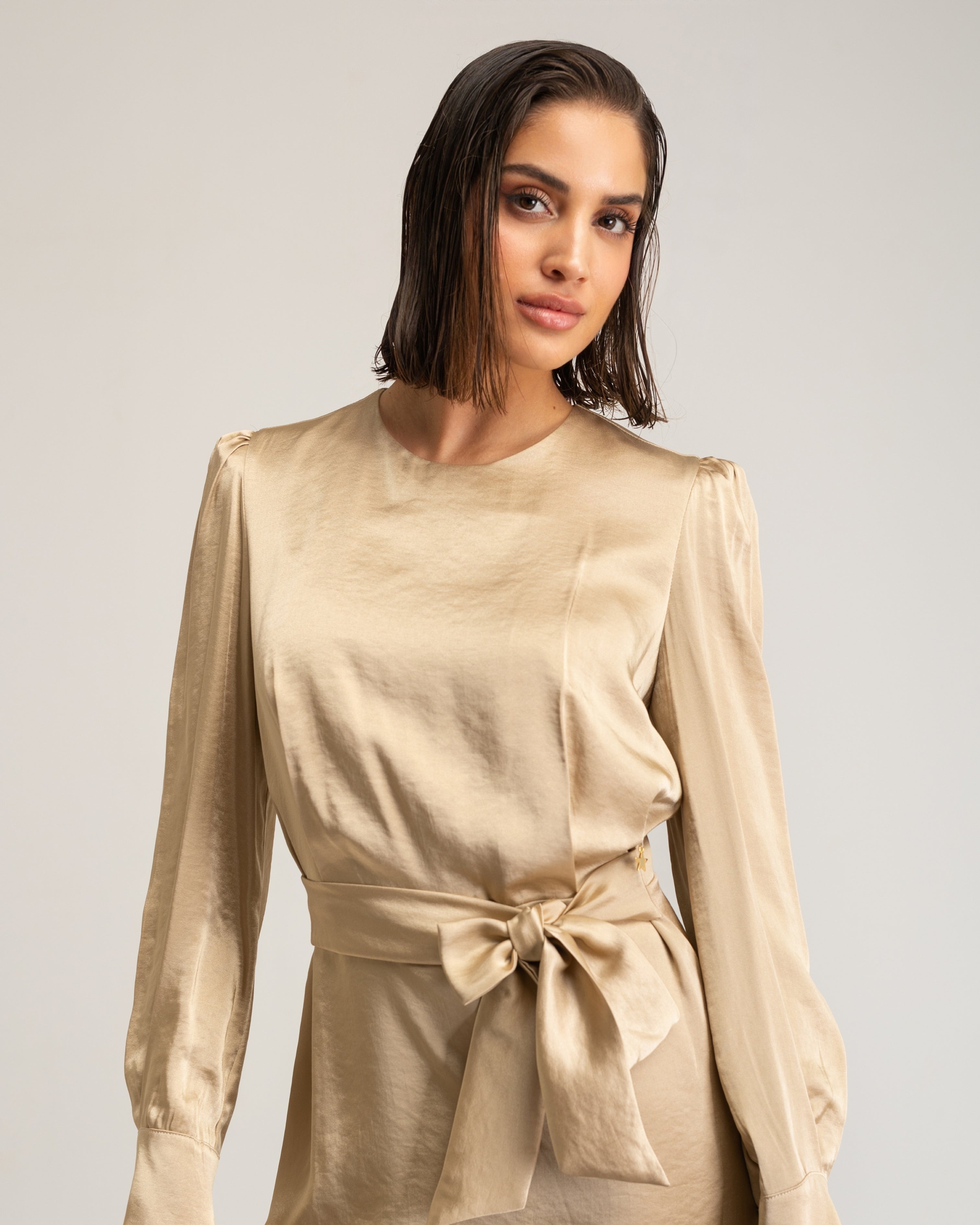 Vestido Curto Acetinado com Laço Matilda Ouro-6