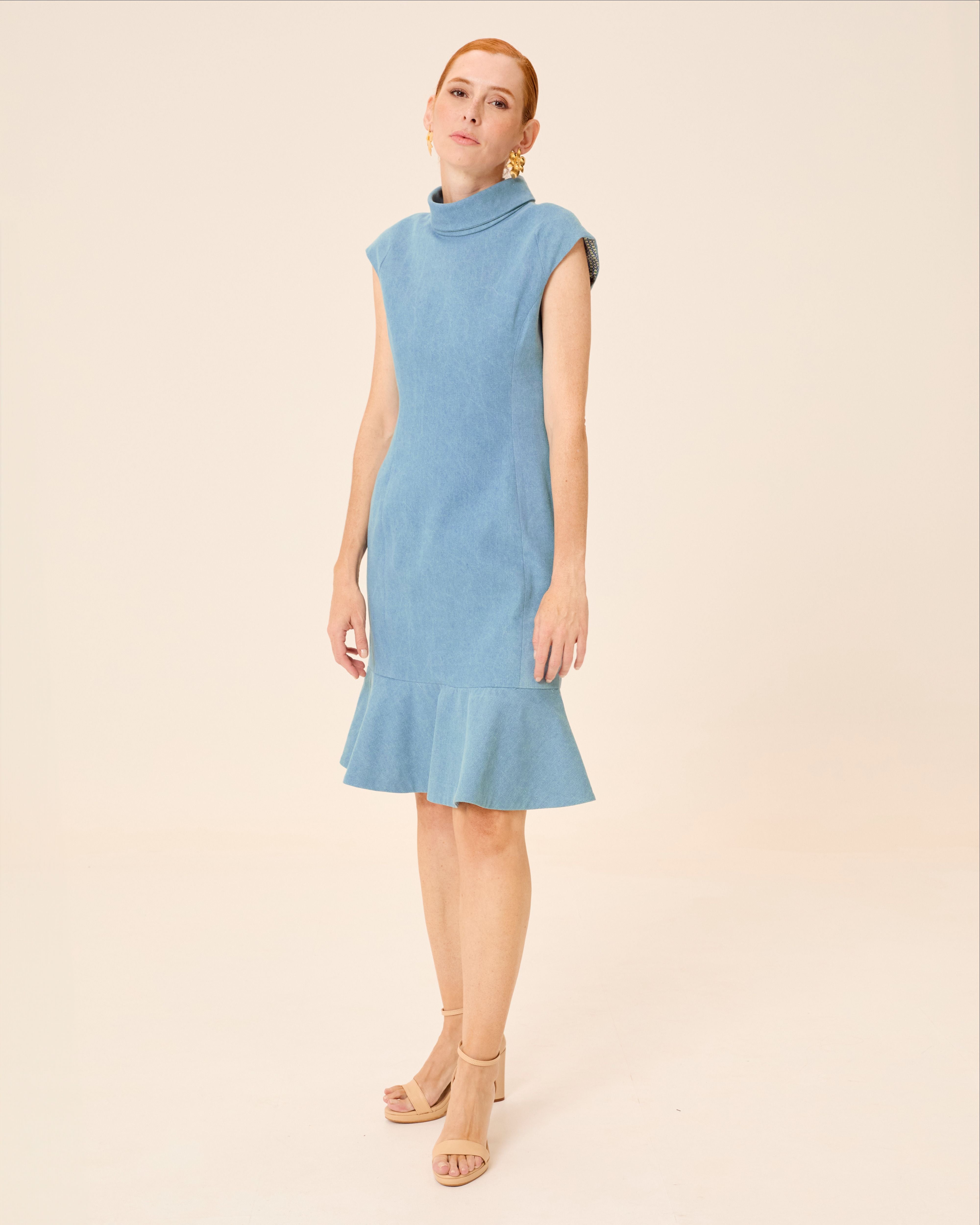 Imagem 0 de Vestido Curto Isa com Gola Alta e Folho na Bainha