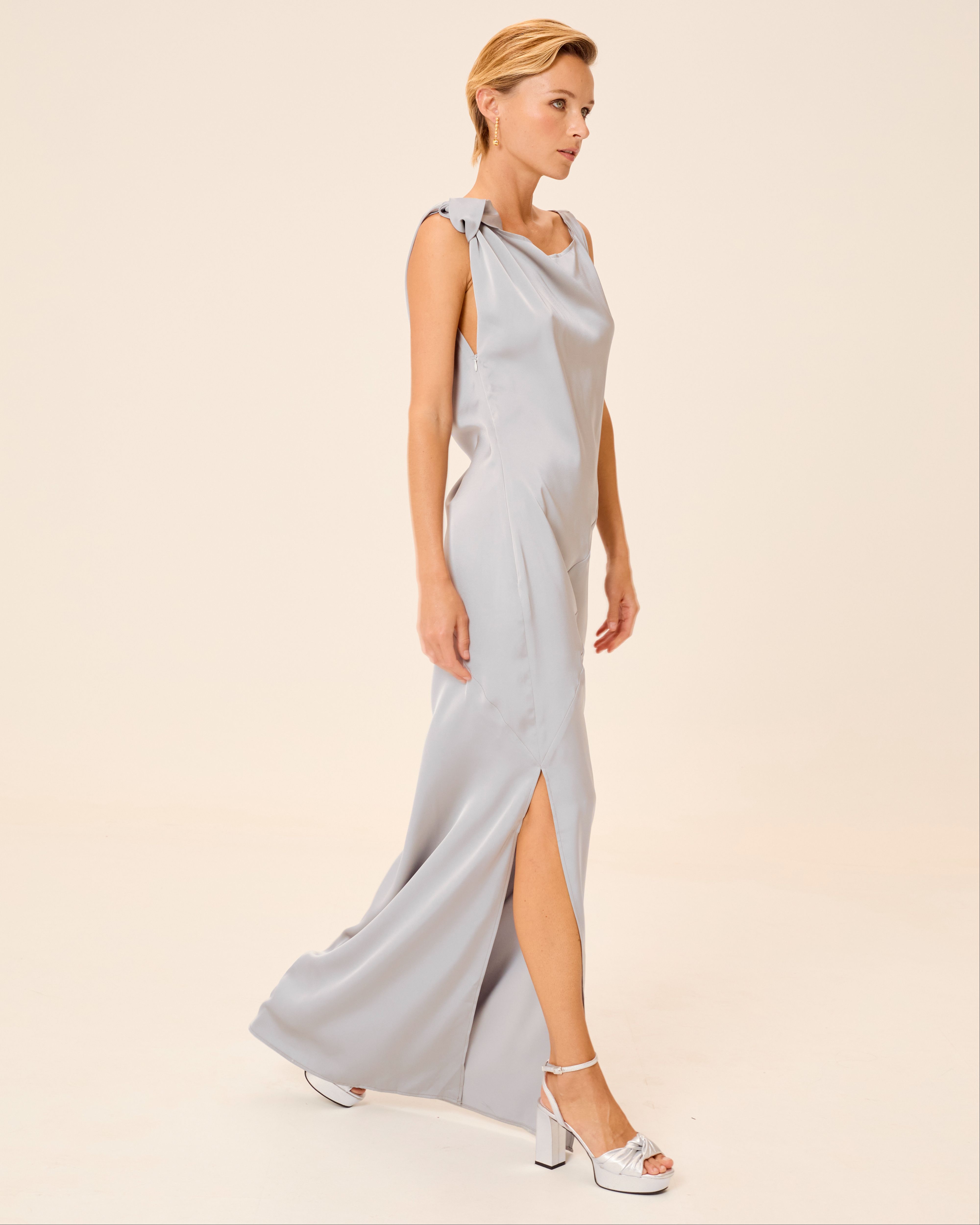 Vestido Comprido Alia Acetinado Drapeado no Ombro e Assimétrico Cinzento-4