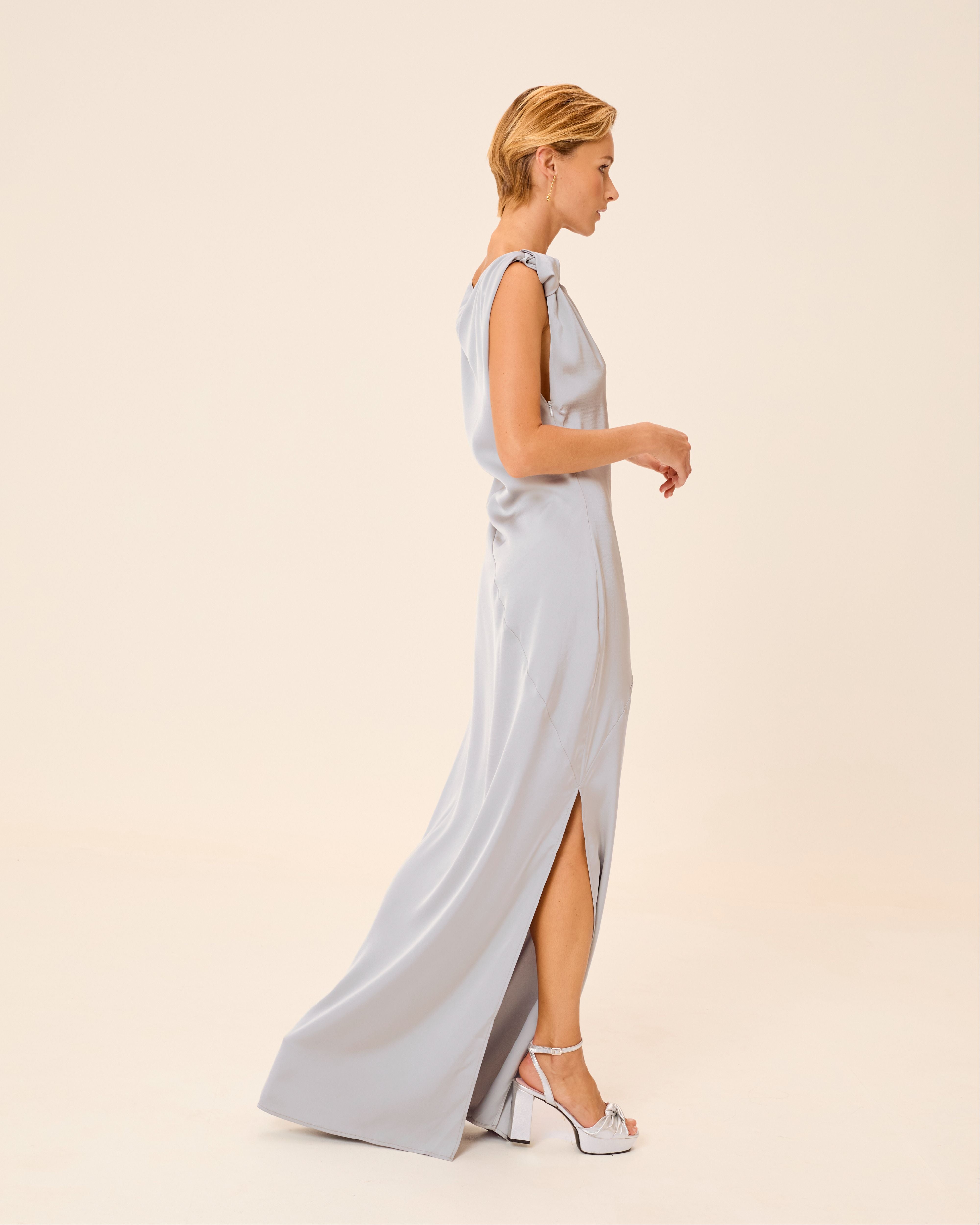 Vestido Comprido Alia Acetinado Drapeado no Ombro e Assimétrico Cinzento-6