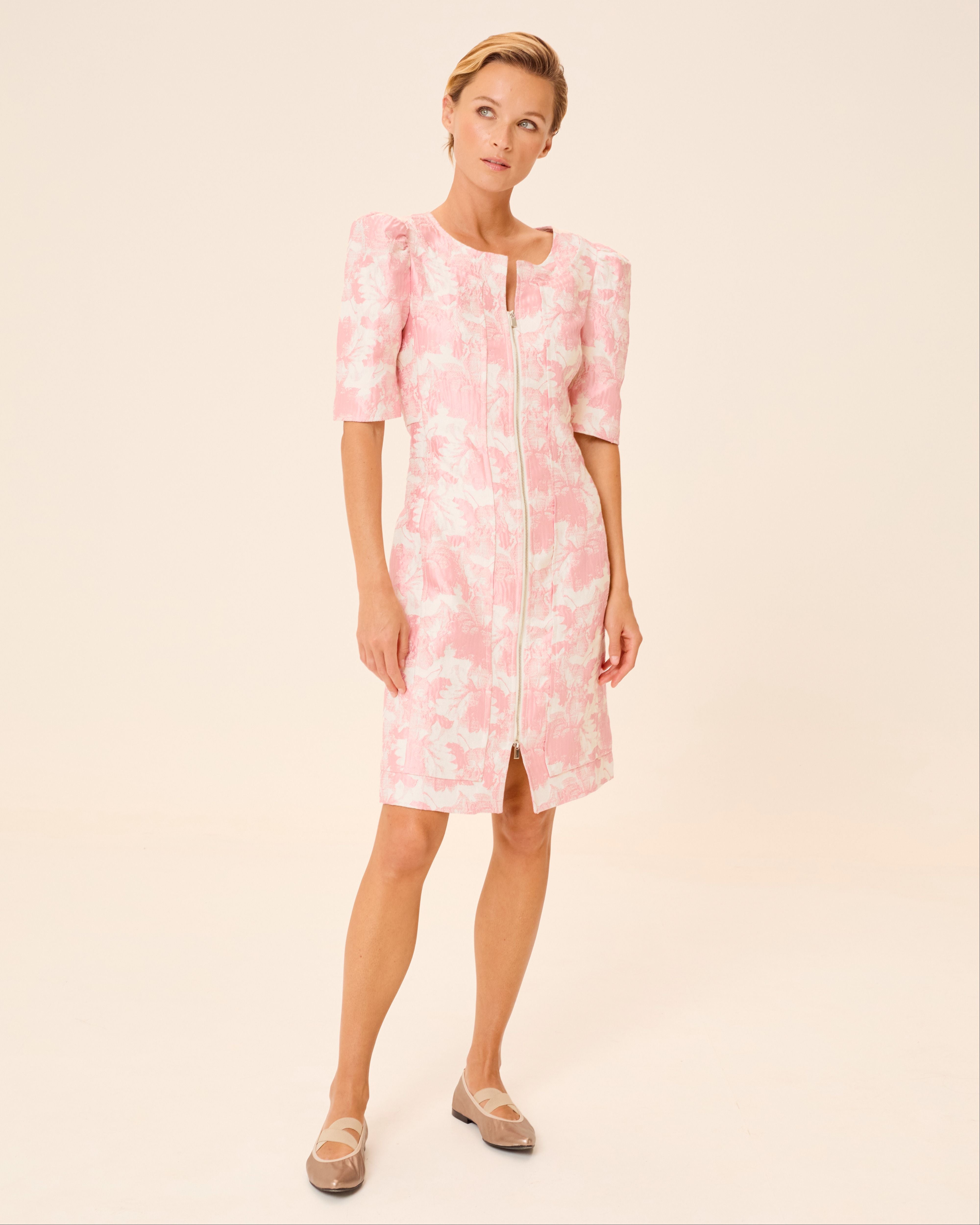 Imagem 0 de Vestido Curto Mia com Gola Redonda e Fecho Zip Frontal