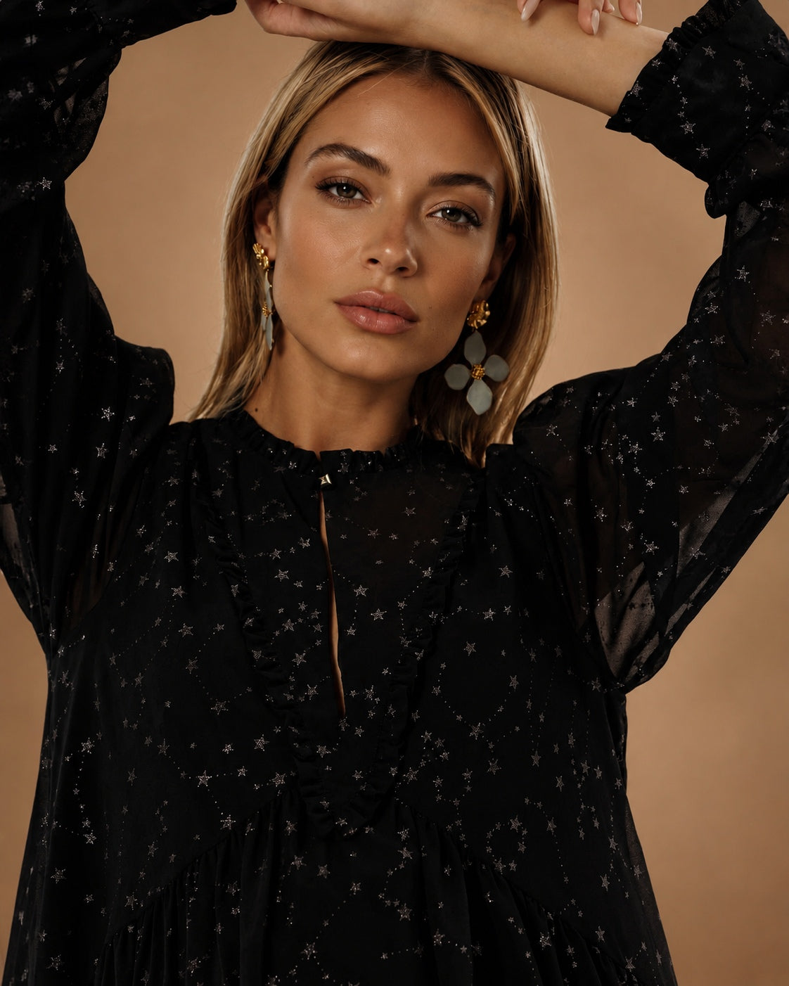 Vestido Curto com Detalhe de Folhos Preto-2