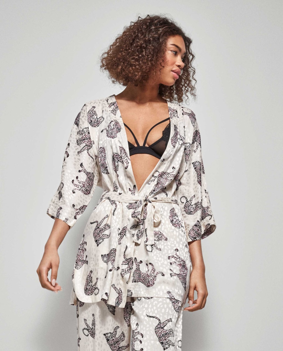 Bata Comprida com Estampado Jaguar Bege-3