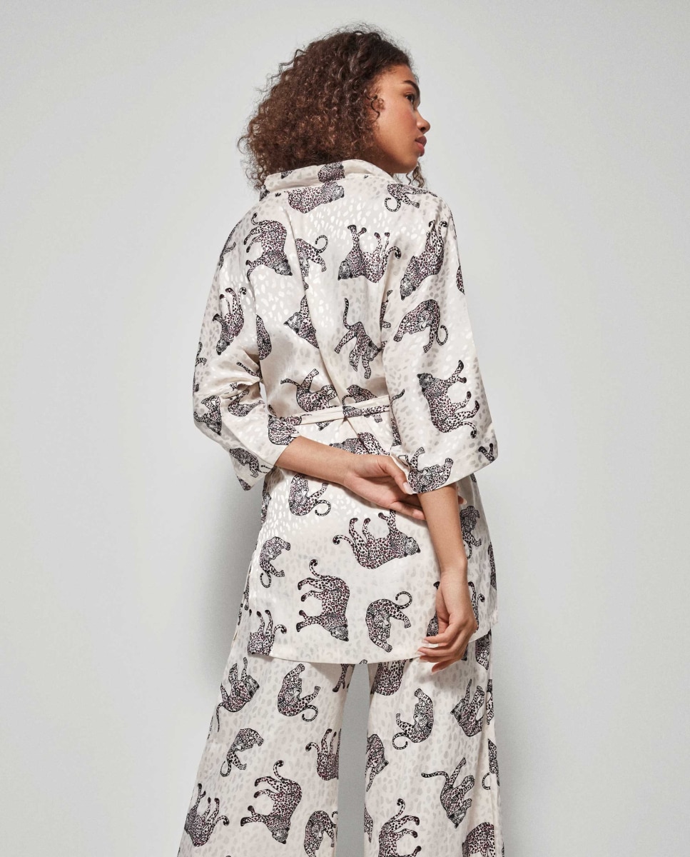 Bata Comprida com Estampado Jaguar Bege-4