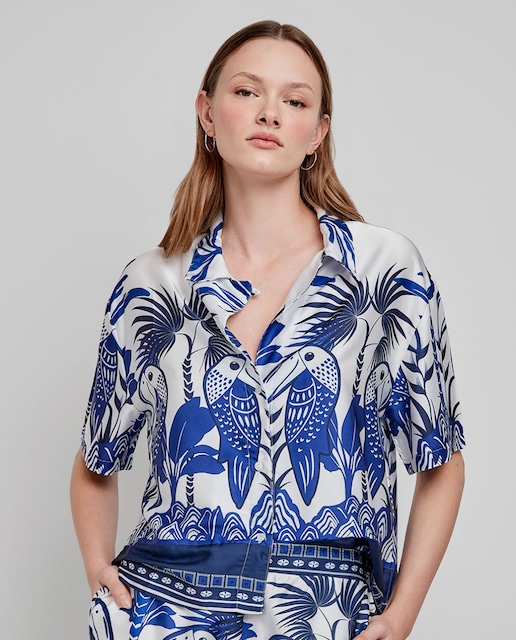Imagem 0 de Camisa de Manga Curta em Tecido Acetinado e Estampado Tropical