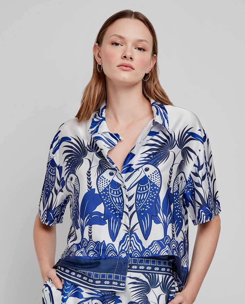 Imagem 0 de Camisa de Manga Curta em Tecido Acetinado e Estampado Tropical