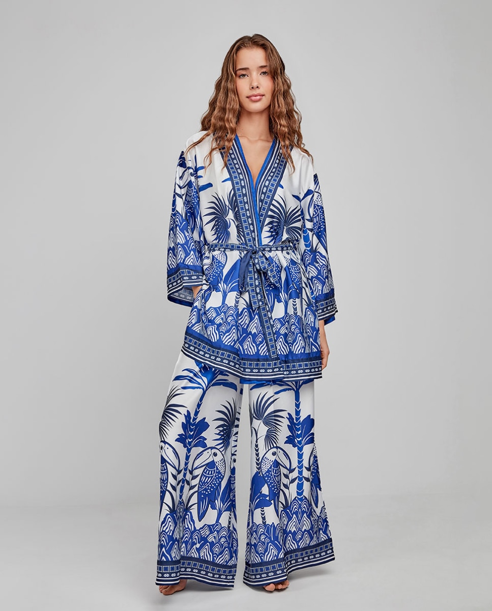 Imagem 0 de Bata Comprida de Mangas 3/4 em Tecido Acetinado e Estampado Tropical